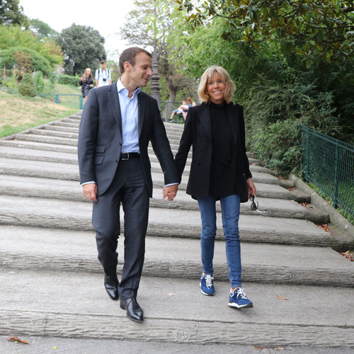 Emmanuel Macron et sa femme Brigitte Trogneux quittent la Maison de la Radio et vont déjeuner à Montmartre le 4 septembre 2016. Brigitte Macron accompagnait son mari Emmanuel Macron à la maison de la radio pour faire une émission à l'invitation de France-Inter Ensuite, comme à leur habitude ils ont été déjeuner dans leur restaurant préféré "La Cave des Abesses" puis ils se sont promenés sur la Butte Montmartre comme ils aiment le faire chaque dimanche.