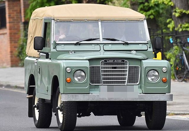 brooklyn-beckham-jeep3