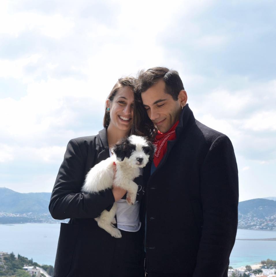 Μαζί με την σύντροφο του Στεφανία, με την οποία είναι μαζί εννέα μήνες. Στην φωτογραφία έχουν μαζί τους τον Γόη, τον οποίον βρήκαν το Πάσχα στις διακοπές τους στην Εύβοια.