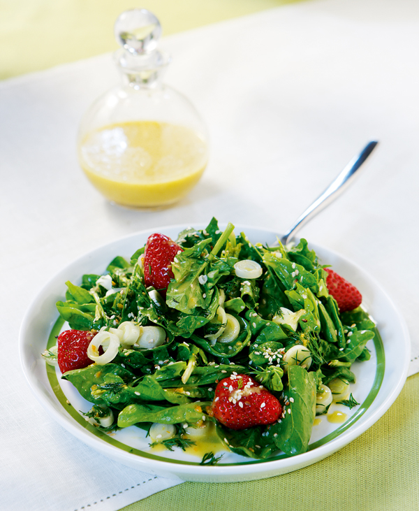 salata-me-spanaki-fraoules-sousami-kai-dressing-portkaliou