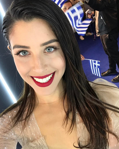 demy, wet hair, red lips