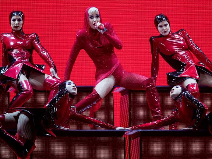 Katy Perry - Witness The Tour - Hit Channel