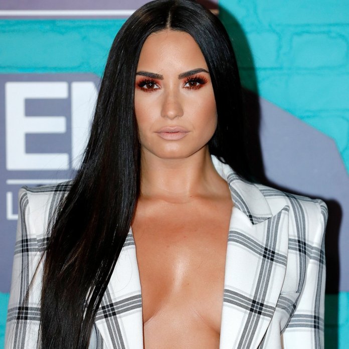 Demi Lovato - MTV EMA 2017 (red carpet) (1) - Hit Channel