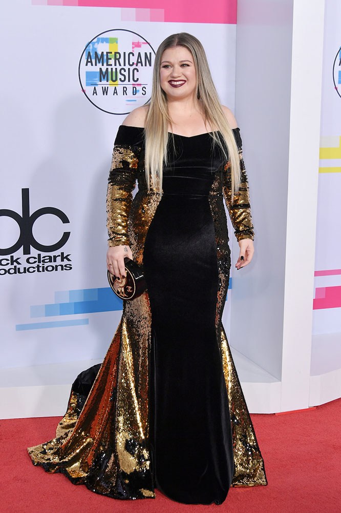 KELLY CLARKSON - RED CARPET - AMERICAN MUSIC AWARDS - AMAs 2017 - Hit Channel