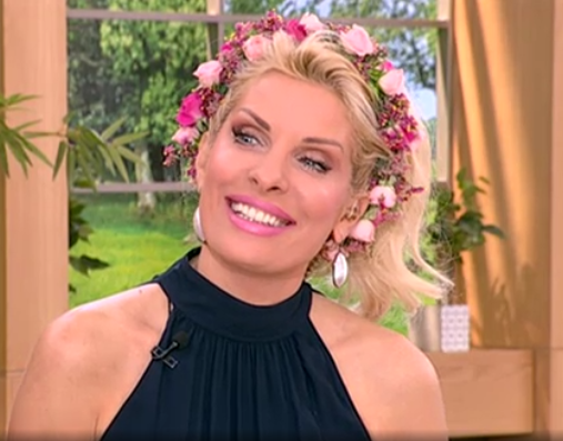 eleni menegaki, λουλούδια στα μαλλιά