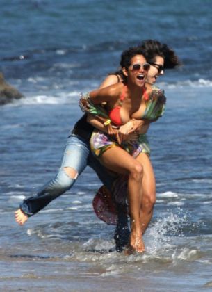 halle_berry_bikini_45th_birthday_party_malibu_beach_august_14_2011_5-450x618_copy
