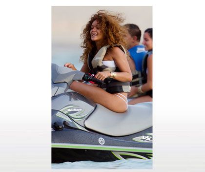 rihanna-jetski