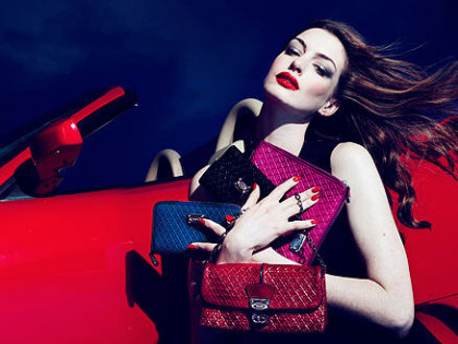 anne hathaway holds tods handbags fall 2011