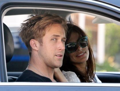 Ryan-Gosling-and-Eva-Mendes-Kissing--IMAGES