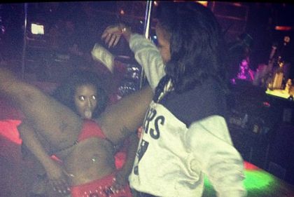 rihanna-strippers-holding
