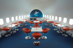Jumbo Stay: Ένα παλιό Boeing 747 στο αεροδρόμιο της Αρλάντα στη Στοκχόλμη έχει μεταμορφωθεί σε hostel με 29 δωμάτια και μια σουίτα στο πιλοτήριο.