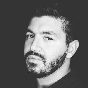 Διάλεξα την πιο ωραία σου φωτογραφία,αυτήν που σαν caption έγραφες « Ήταν ωραία τα μάτια σου αλλά δεν ήξερες που να κοιτάξεις» δεν κοίταξες όμως και συ το δρόμο Πάνο και φτάσαμε να ξυπνάμε σήμερα στα γενέθλιά σου απο παγωμένα τηλέφωνα δημοσιογράφων.Δυστυχώς δεν προλάβαμε να βρεθούμε τελευταία να λύσουμε ότι «μεγάλο» και «σοβαρό» μας χώριζε.Όταν ξαναβρεθούμε εκεί στον παράδεισο που πήγες,ανυπομωνώ να ξαναπερπατήσουμε όπως τότε διπλα δίπλα ξένοιαστοι να αγκαλιαστούν οι ψυχές μας.Σε φιλώ και να μας προσέχεις από κεί ψηλά κούκλε.
