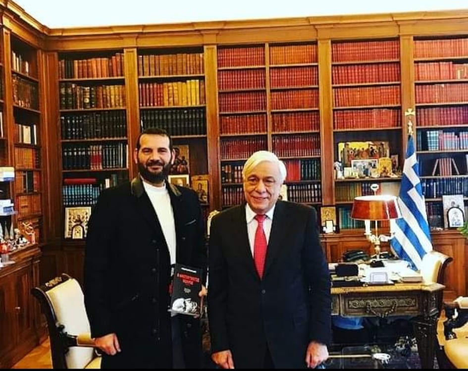 Στιγμιότυπο από τη συνάντηση του συγγραφέα του "Ανεπιθύμητου Νεκρού", Γιώργου Πράτανου με τον Πρόεδρο της Δημοκρατίας, Προκόπη Παυλόπουλο, ο οποίος ενδιαφέρθηκε για τις λεπτομέρειες της έρευνας που προηγήθηκε για τη συγγραφή του μυθιστορήματος 