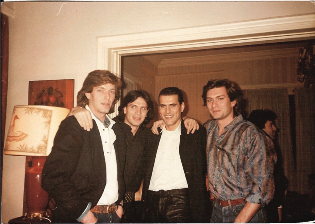 Billy Bo: Ο θρύλος της ελληνικής μόδας και ένα από τα πρώτα θύματα του ...