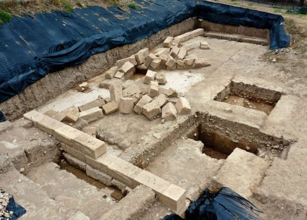 Τοίχος κατασκευασμένος από ασβεστολιθικούς δόμους, στα ανατολικά της στοάς