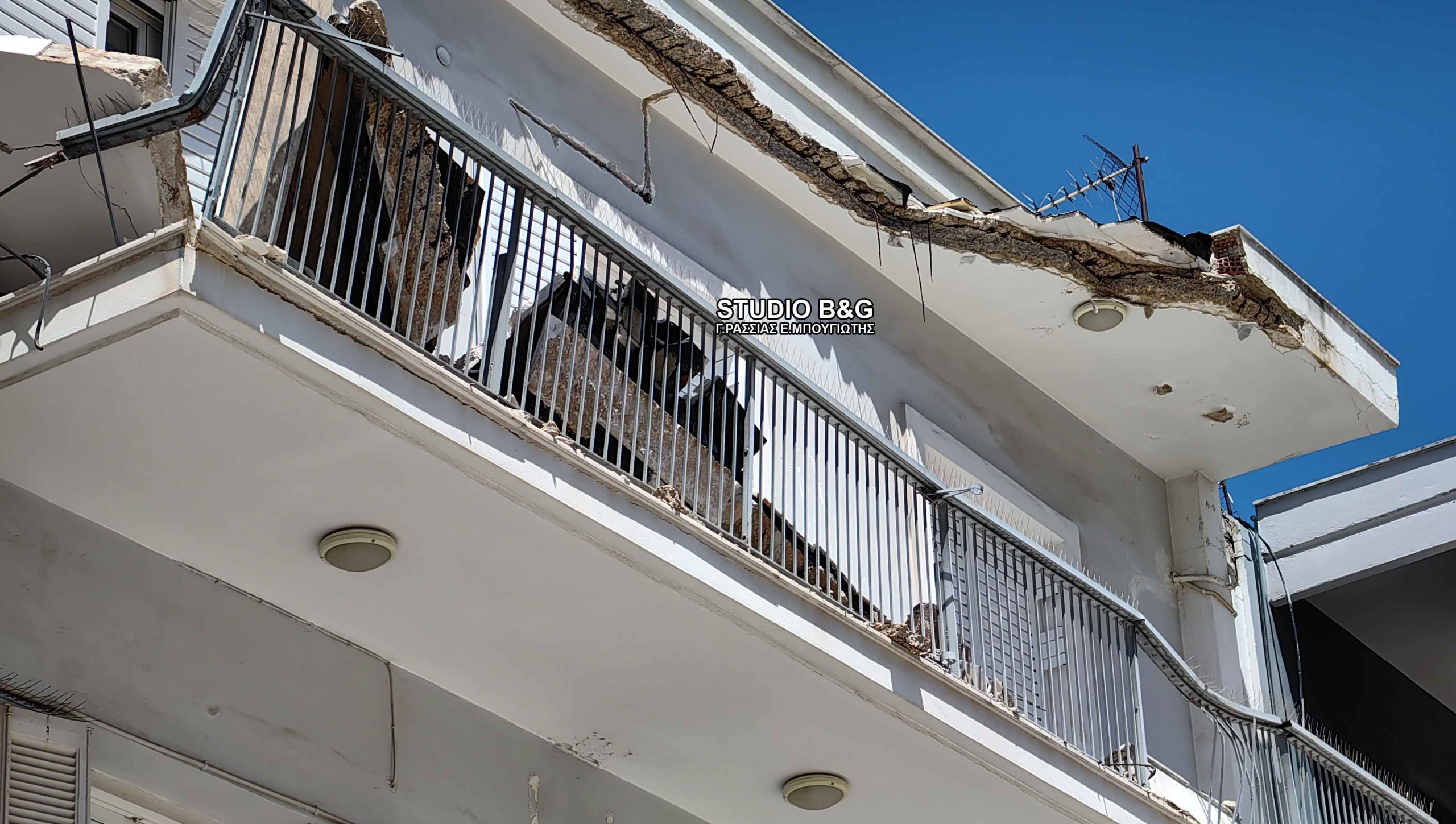 Κατέρρευσε μπαλκόνι στο Ναύπλιο