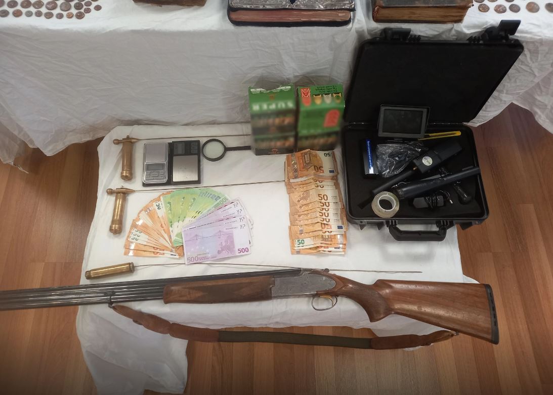 Μέγα Σπήλαιο, Καλάβρυτα, μοναστήρι αρχαιοκαπηλία 