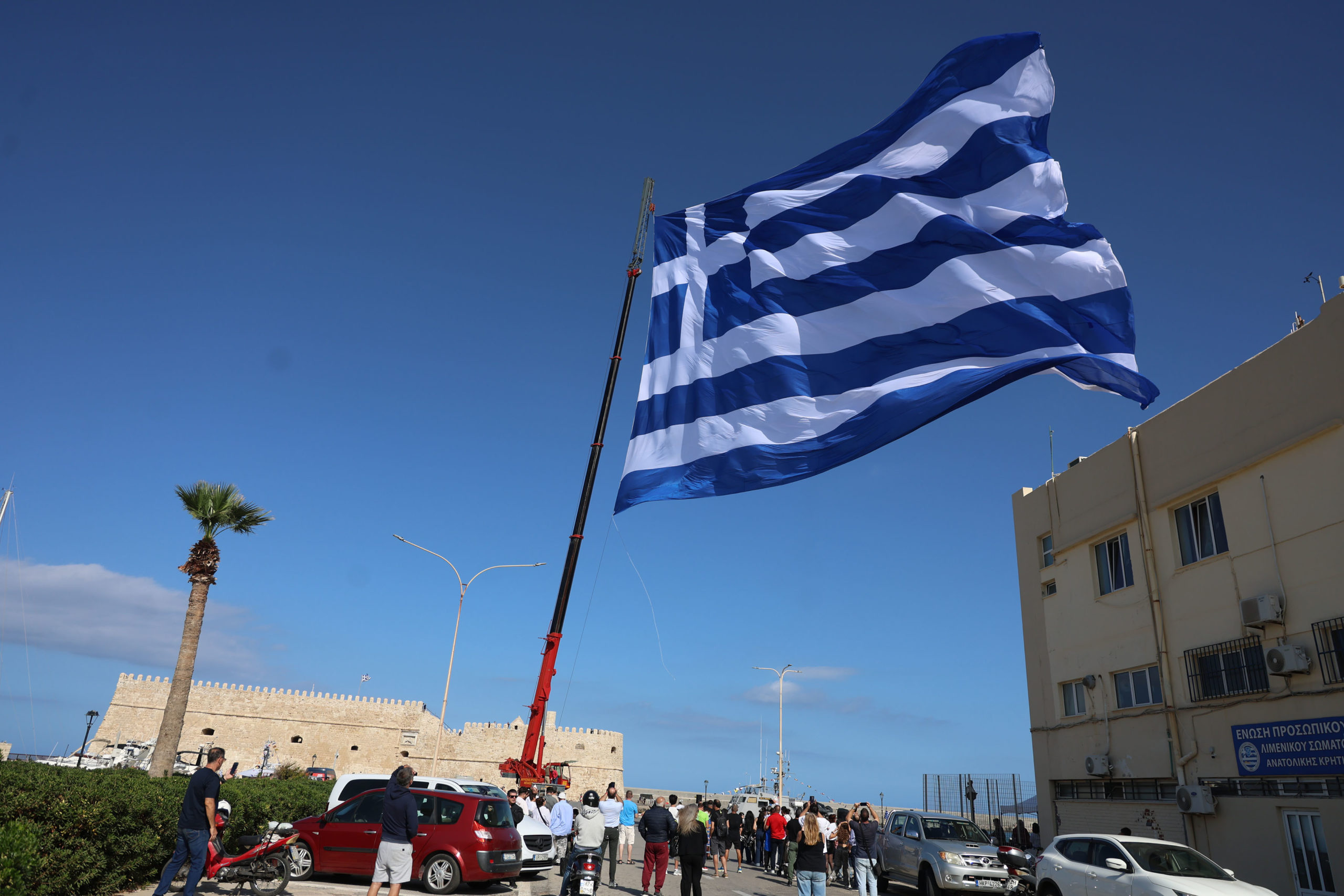 28η Οκτωβρίου - Ηράκλειο: Υψώθηκε σημαία των 1.440 τετραγωνικών μέτρων