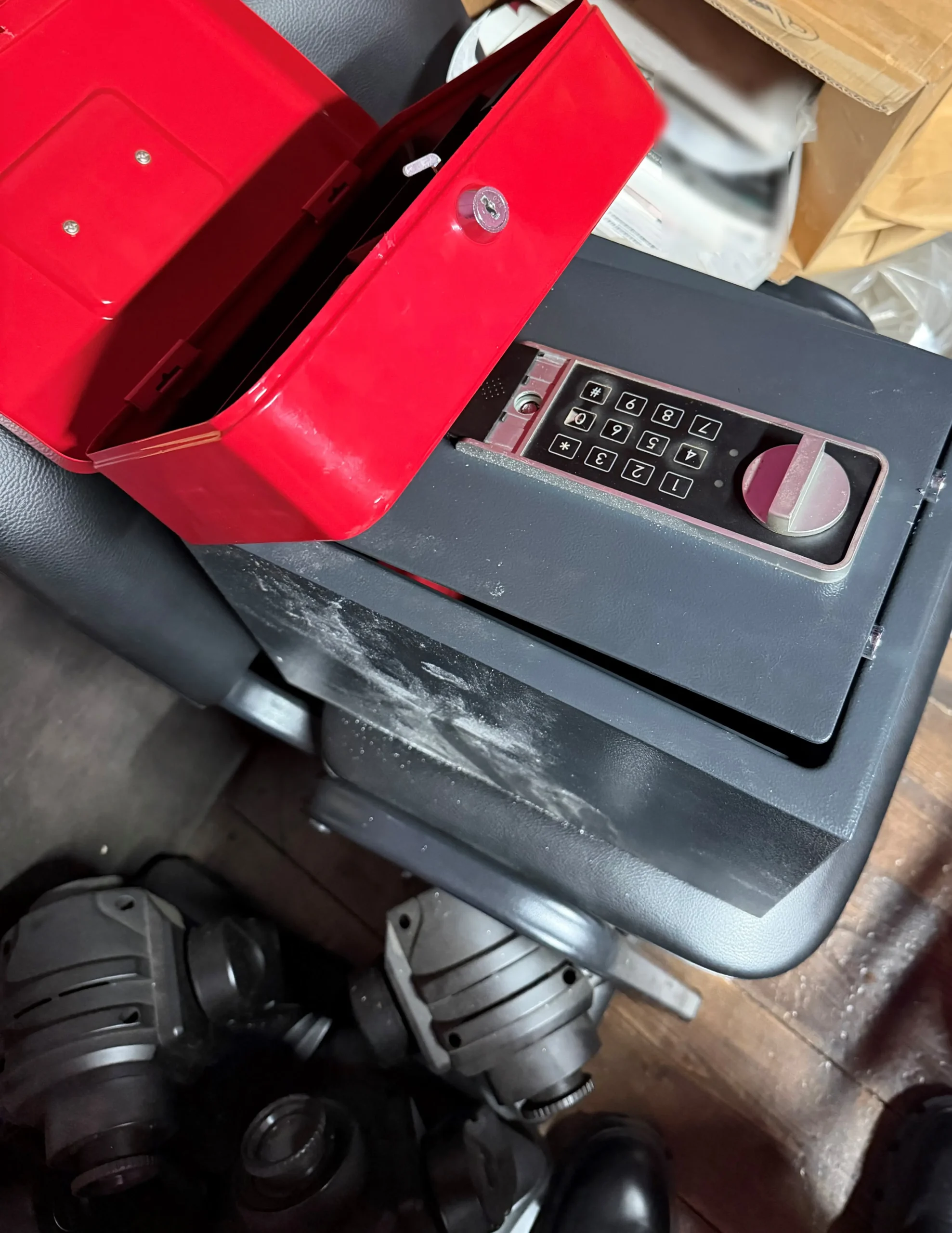 Έλεγχοι σε καταστήματα “STRIPSHOW” – Σύλληψη 5 ατόμων που προήγαγαν αλλοδαπές στην πορνεία 