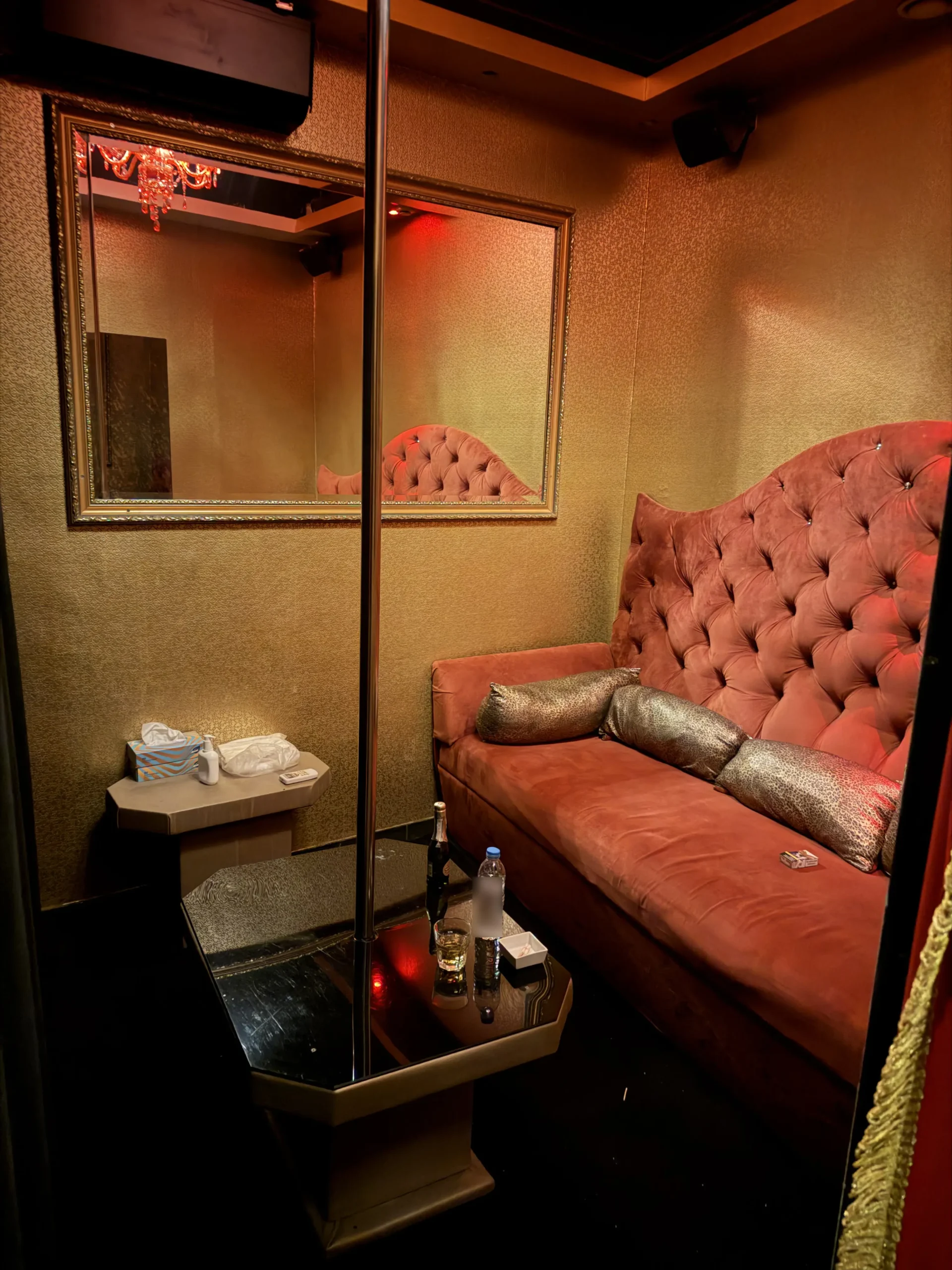 Έλεγχοι σε καταστήματα “STRIPSHOW” – Σύλληψη 5 ατόμων που προήγαγαν αλλοδαπές στην πορνεία 