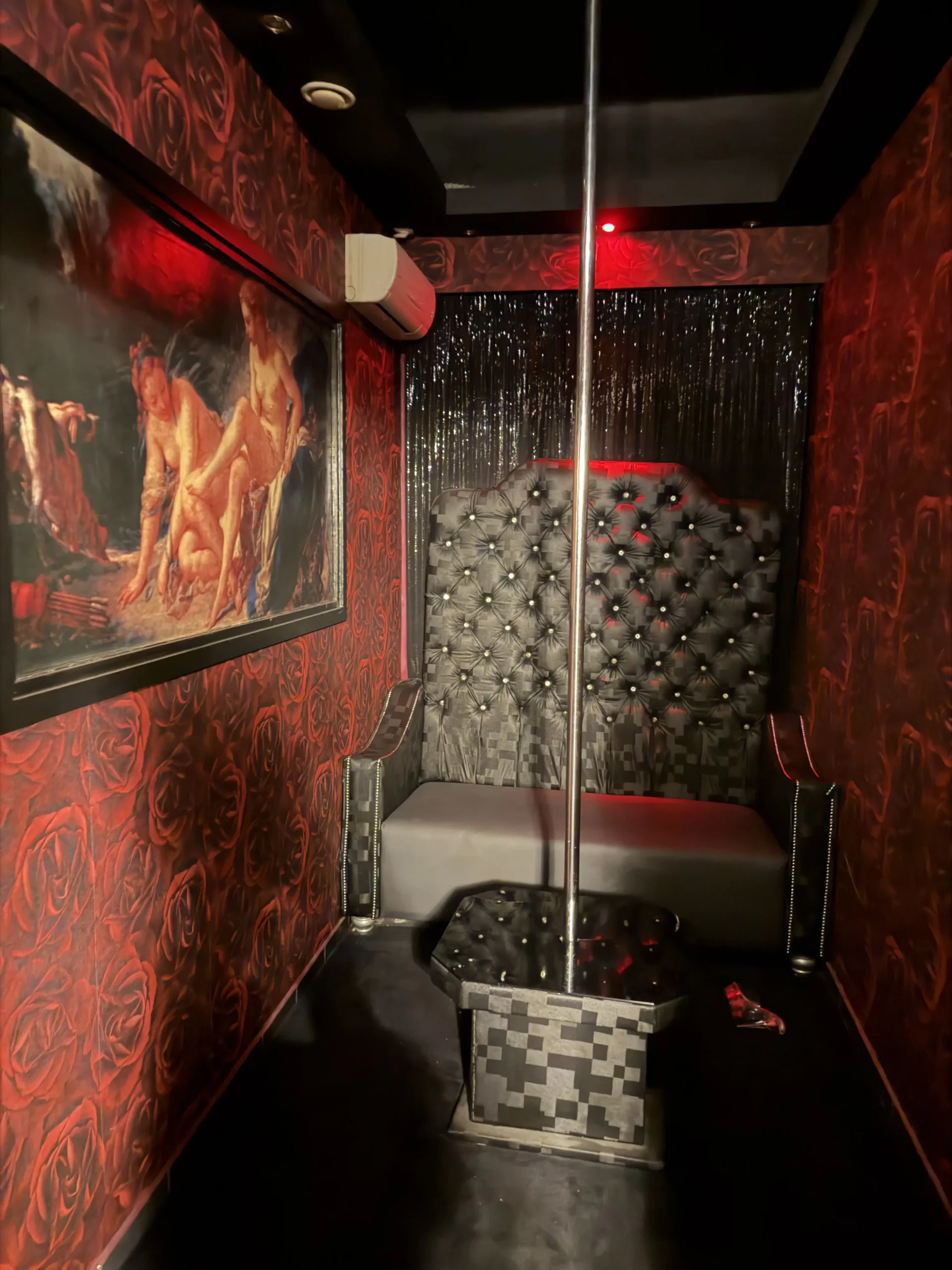 Έλεγχοι σε καταστήματα “STRIPSHOW” – Σύλληψη 5 ατόμων που προήγαγαν αλλοδαπές στην πορνεία 