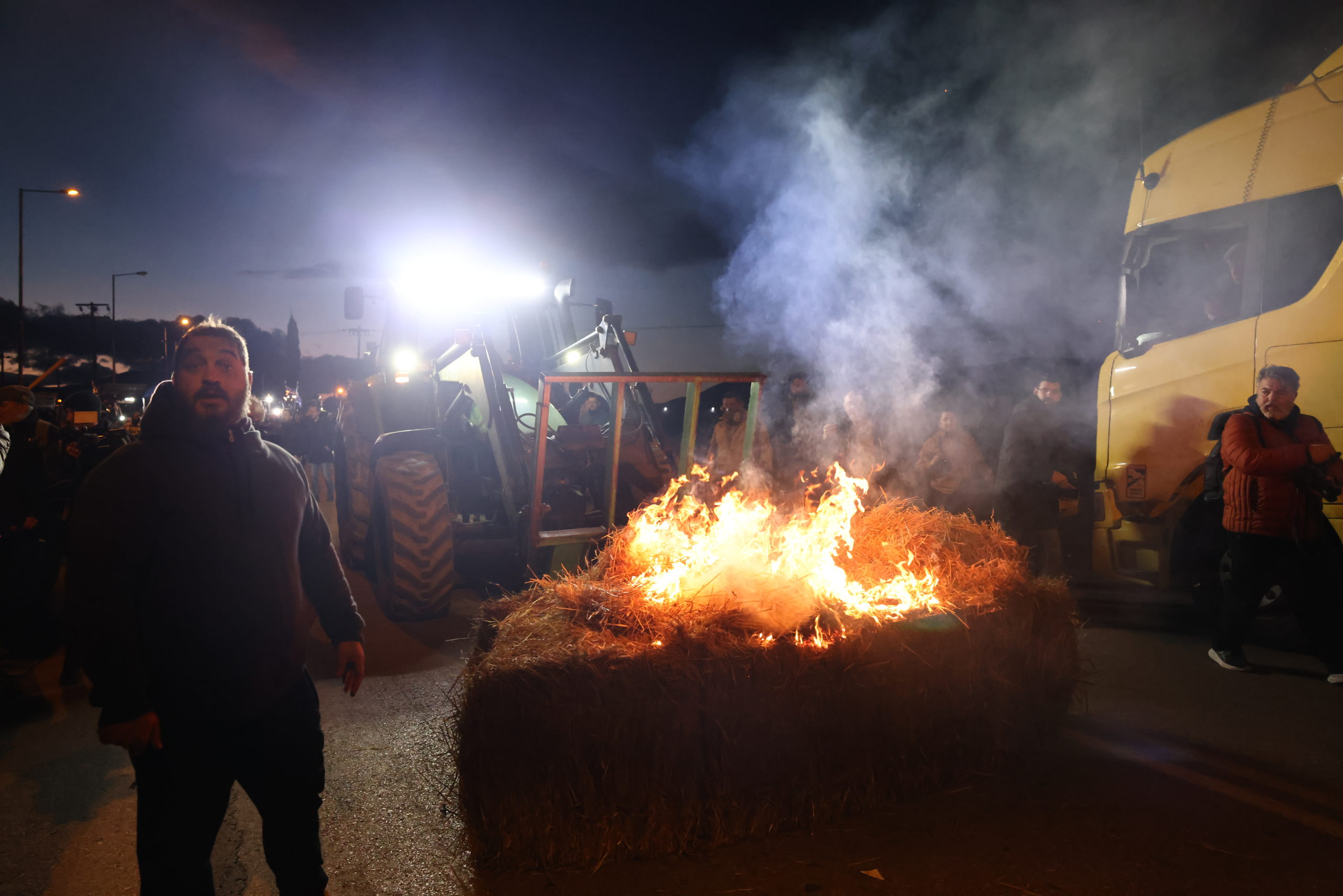 Θήβα, Αγρότες, μπλόκο, ένταση, φωτιά