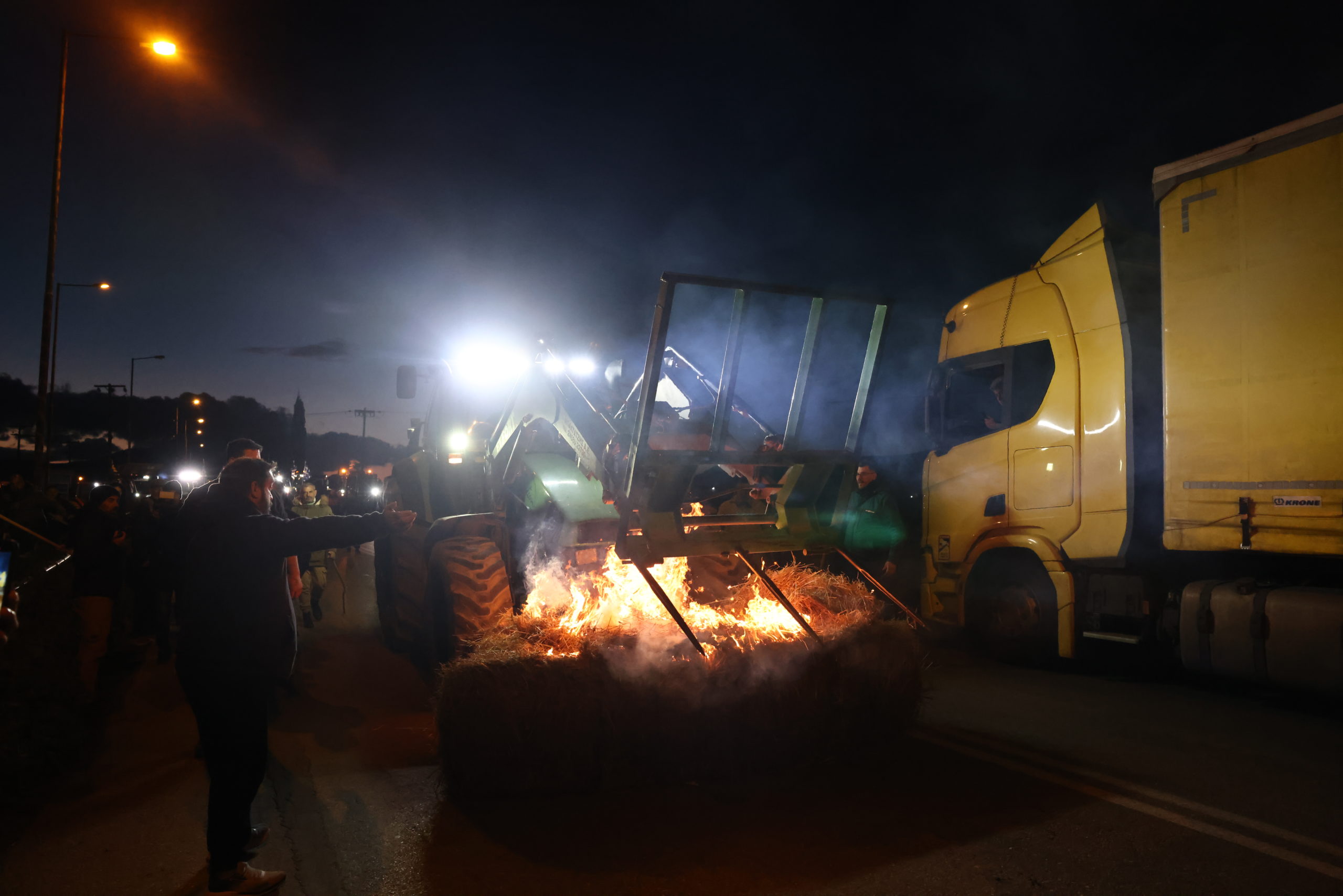 Θήβα, Αγρότες, μπλόκο, ένταση, φωτιά