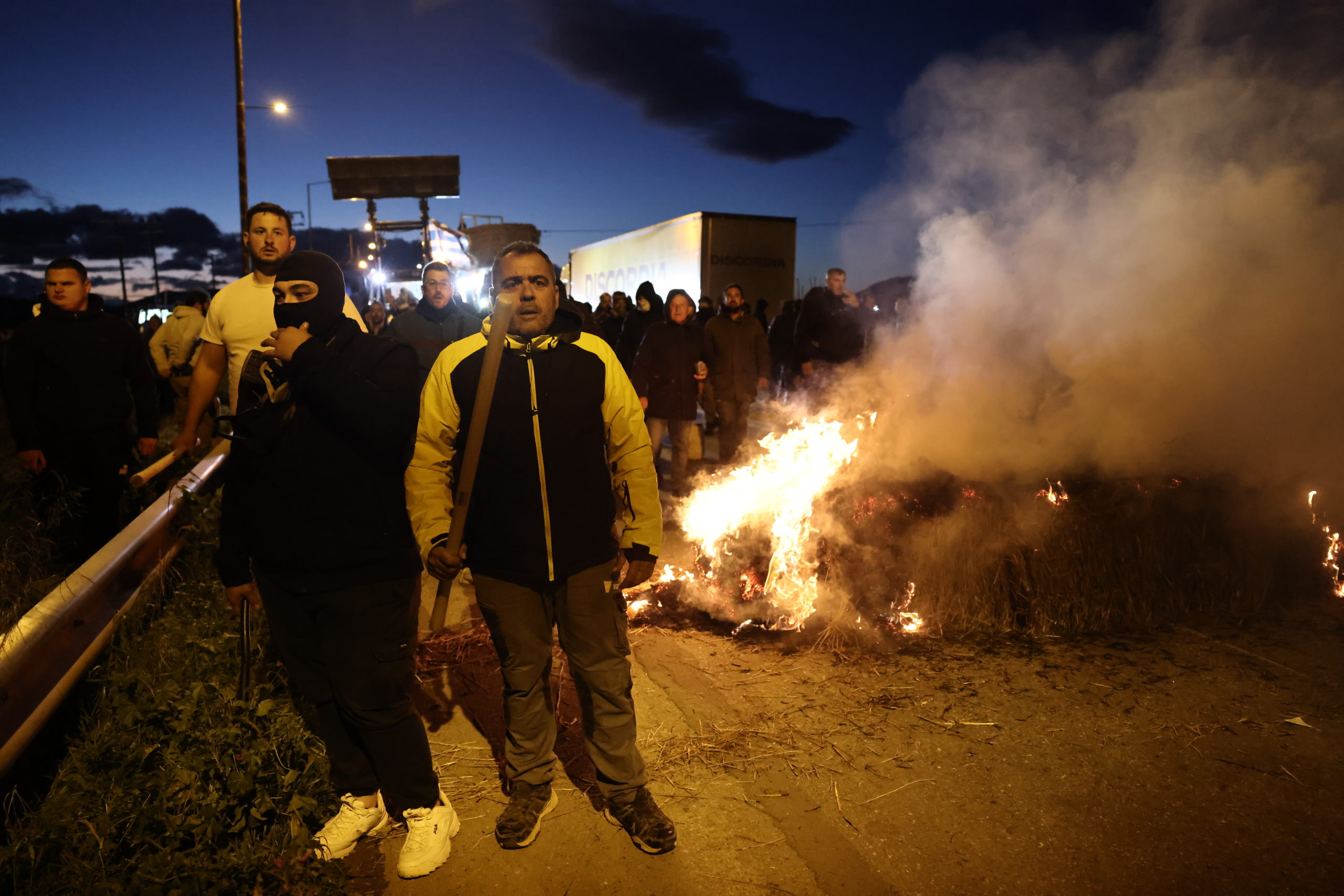 Θήβα, Αγρότες, μπλόκο, ένταση, φωτιά