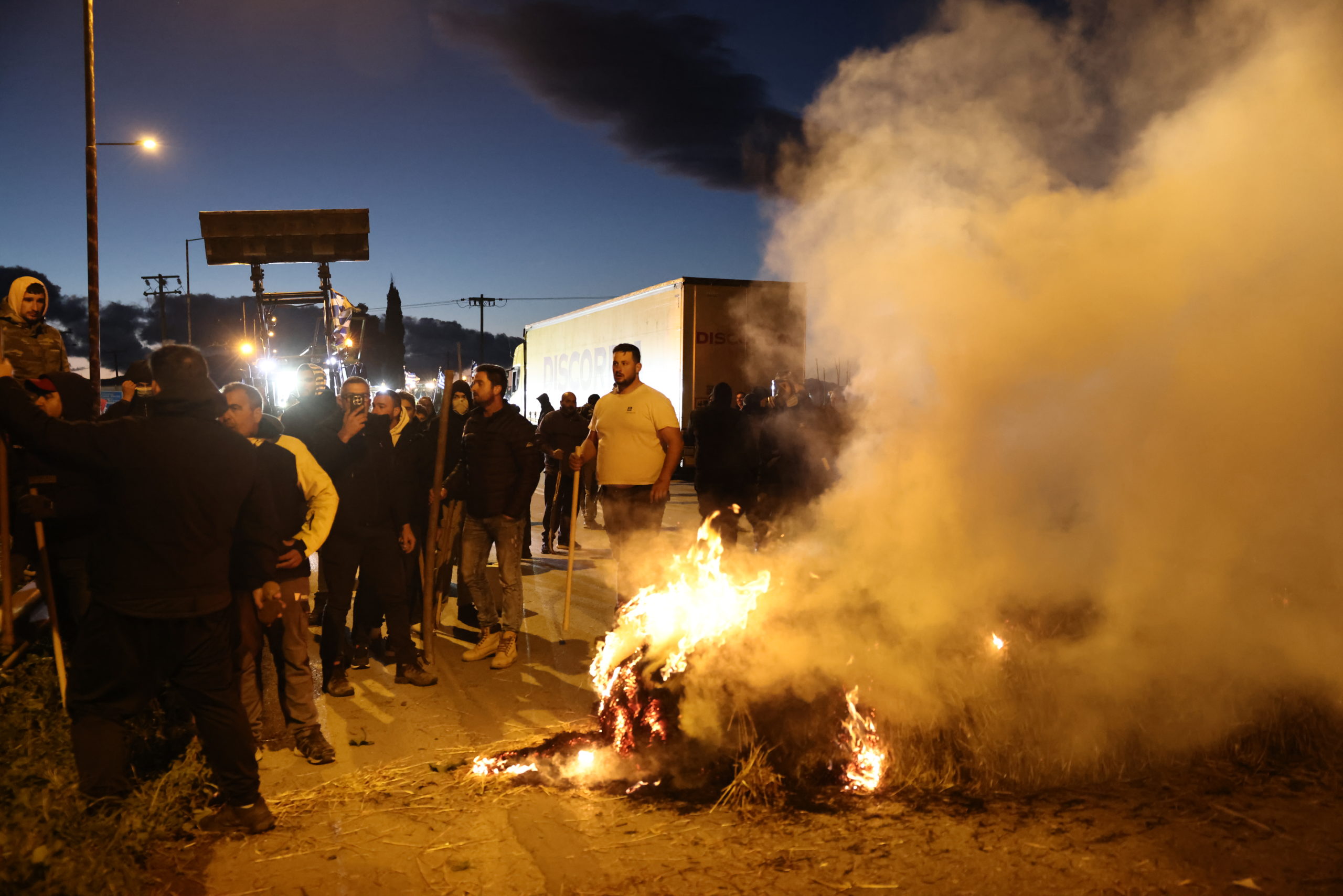 Θήβα, Αγρότες, μπλόκο, ένταση, φωτιά