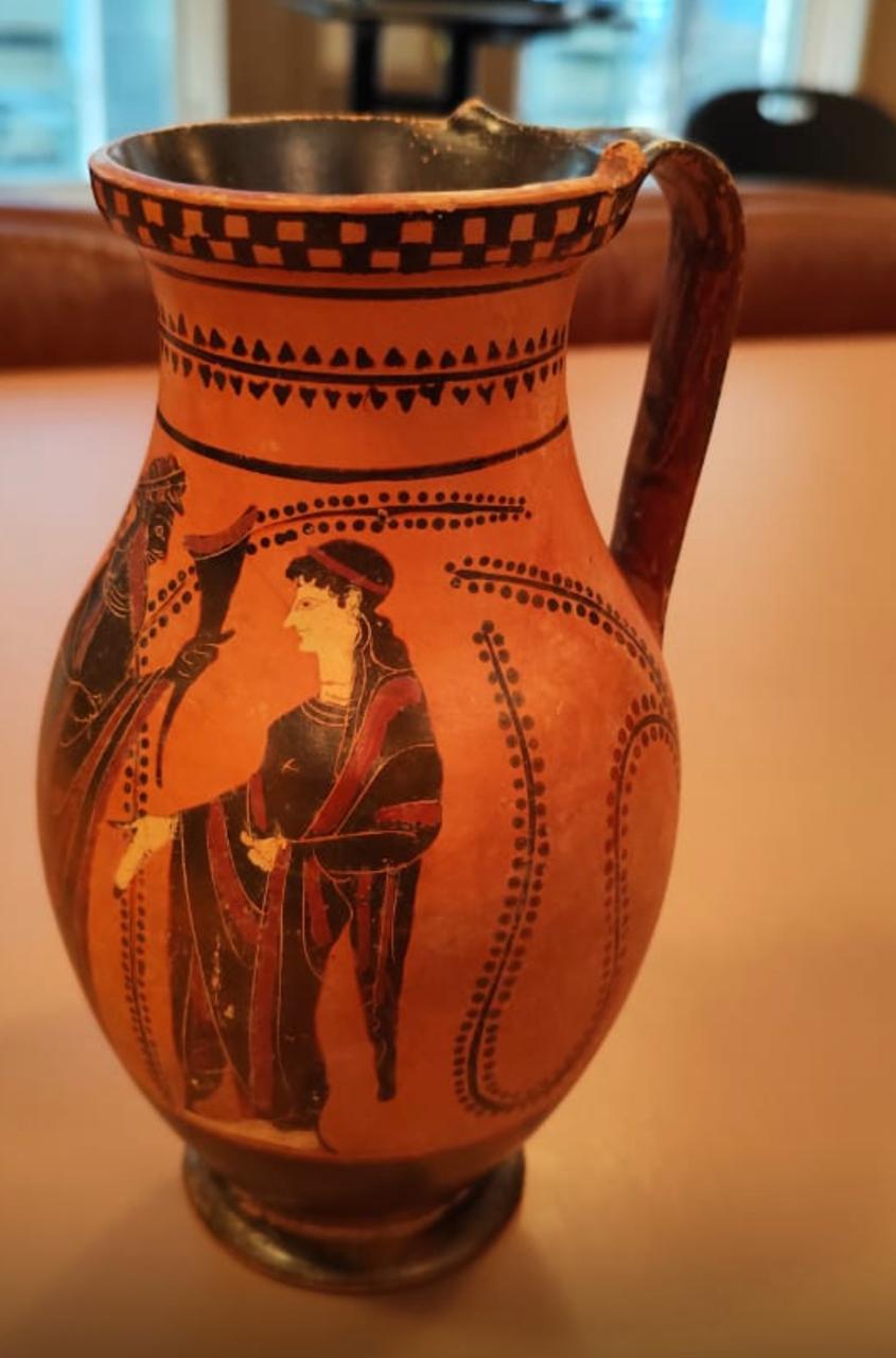 Αττική μελανόμορφη όλπη με παράσταση Διονύσου και μαινάδων (6ος αι. π.Χ.)