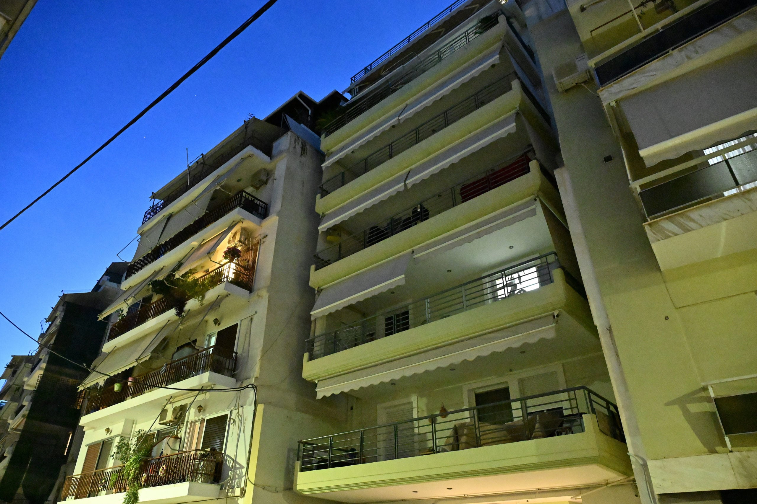 Νεκρή 24χρονη που έπεσε από τον 7ο όροφο πολυκατοικίας στην Καλλίπολη