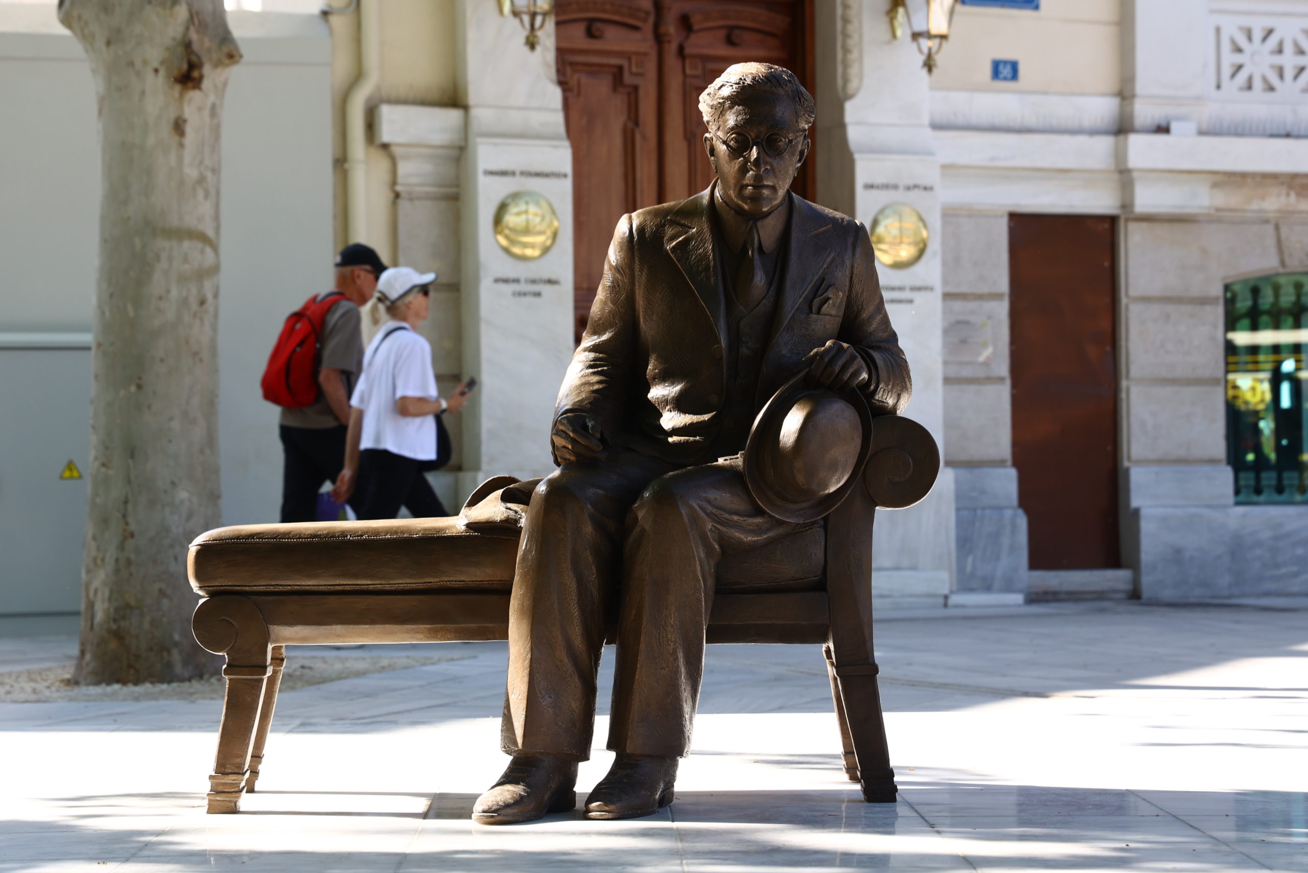 άγαλμα, Κωνσταντίνος Καβάφης, Διονυσίου Αρεοπαγίτου