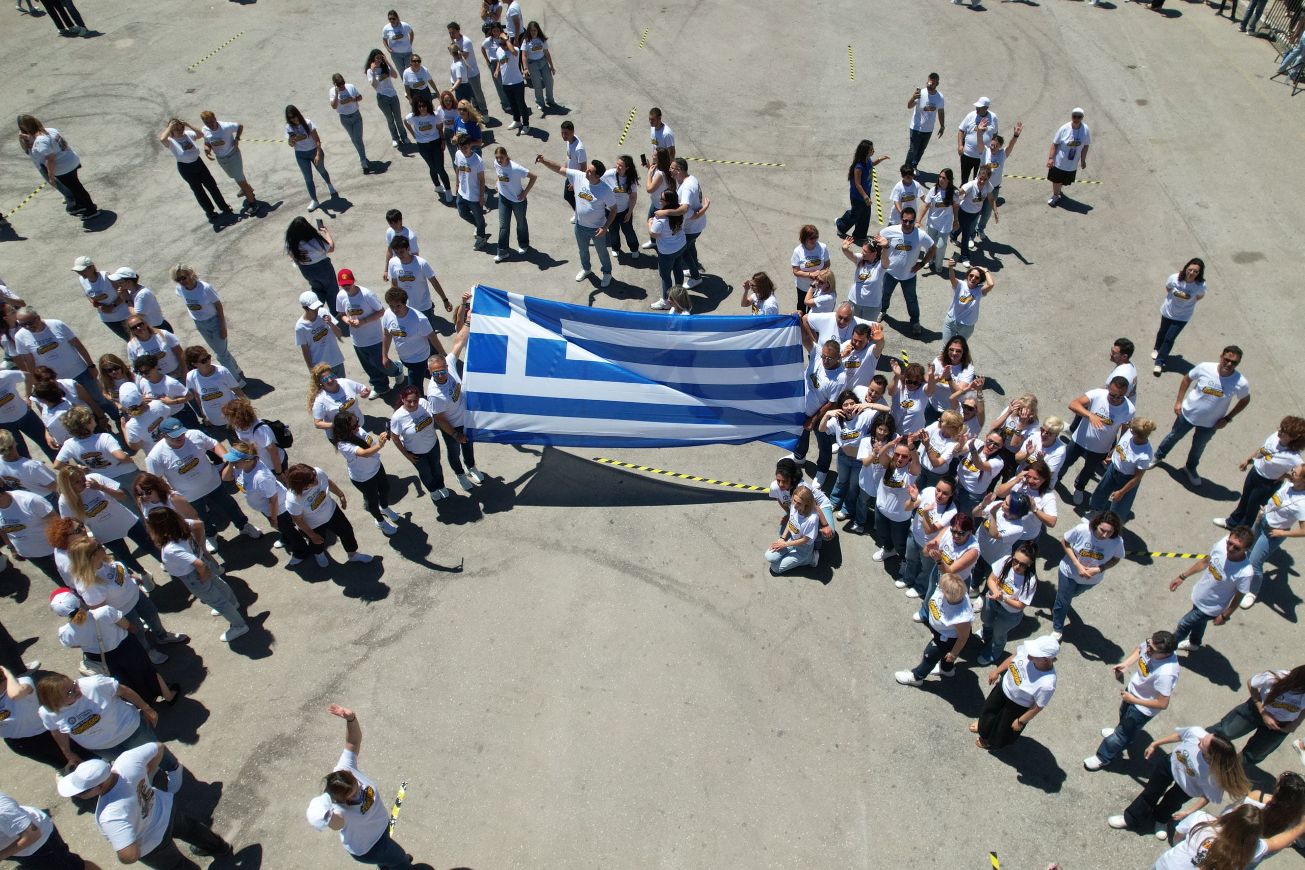 ΕΚΔΗΛΩΣΗ ΧOΡΟΥ ΖΕΙΜΠΕΚΙΚΟΥ ΣΤΗΝ ΠΛΑΤΕΙΑ ΑΡΙΣΤΟΤΕΛΟΥΣ ΓΙΑ ΝΕΟ ΡΕΚΟΡ ΓΚΙΝΕΣ