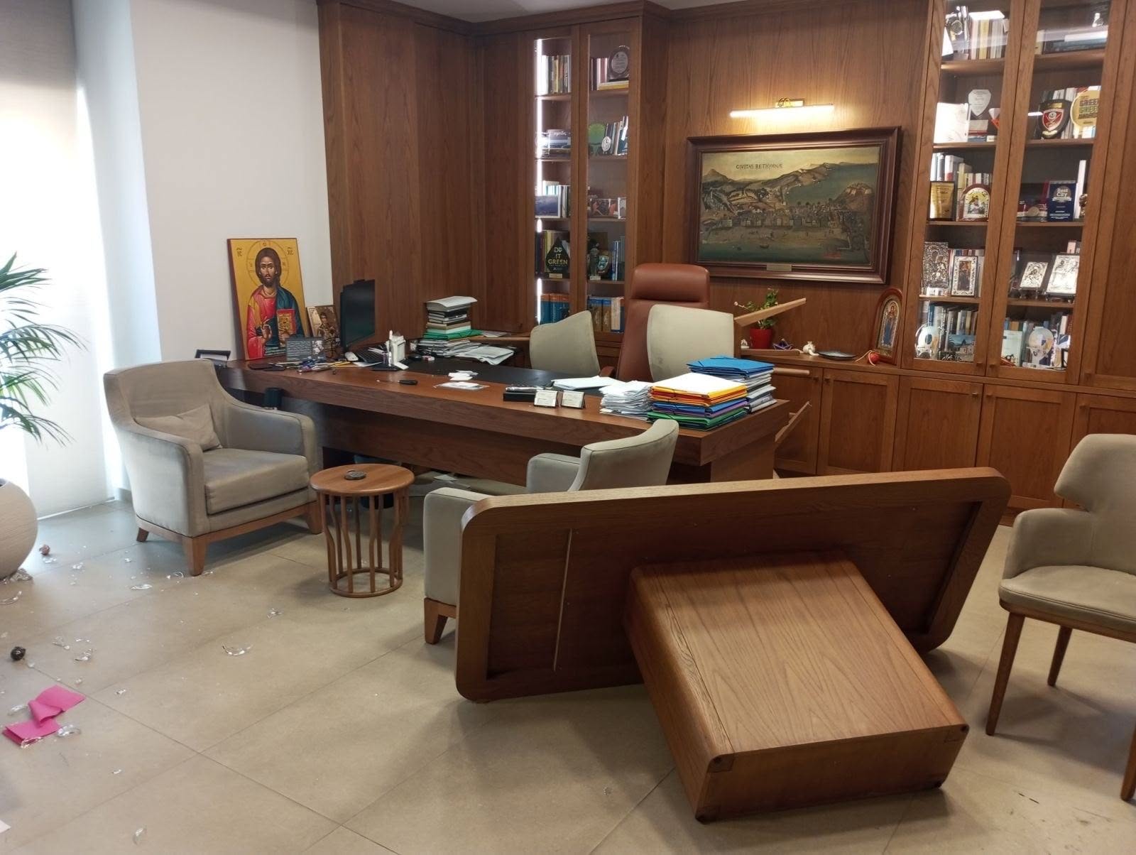 Χαμός στο Δημαρχείο Ρεθύμνου