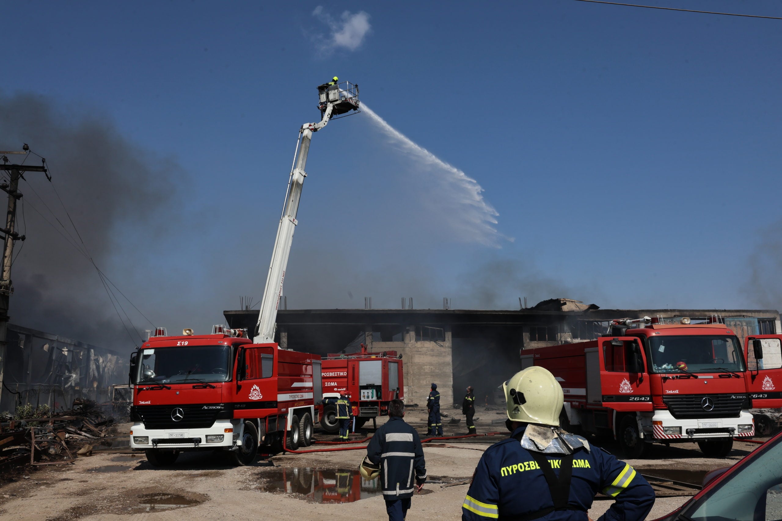 Έκρηξη και φωτιά σε εργοστάσιο στον Ασπρόπυργο