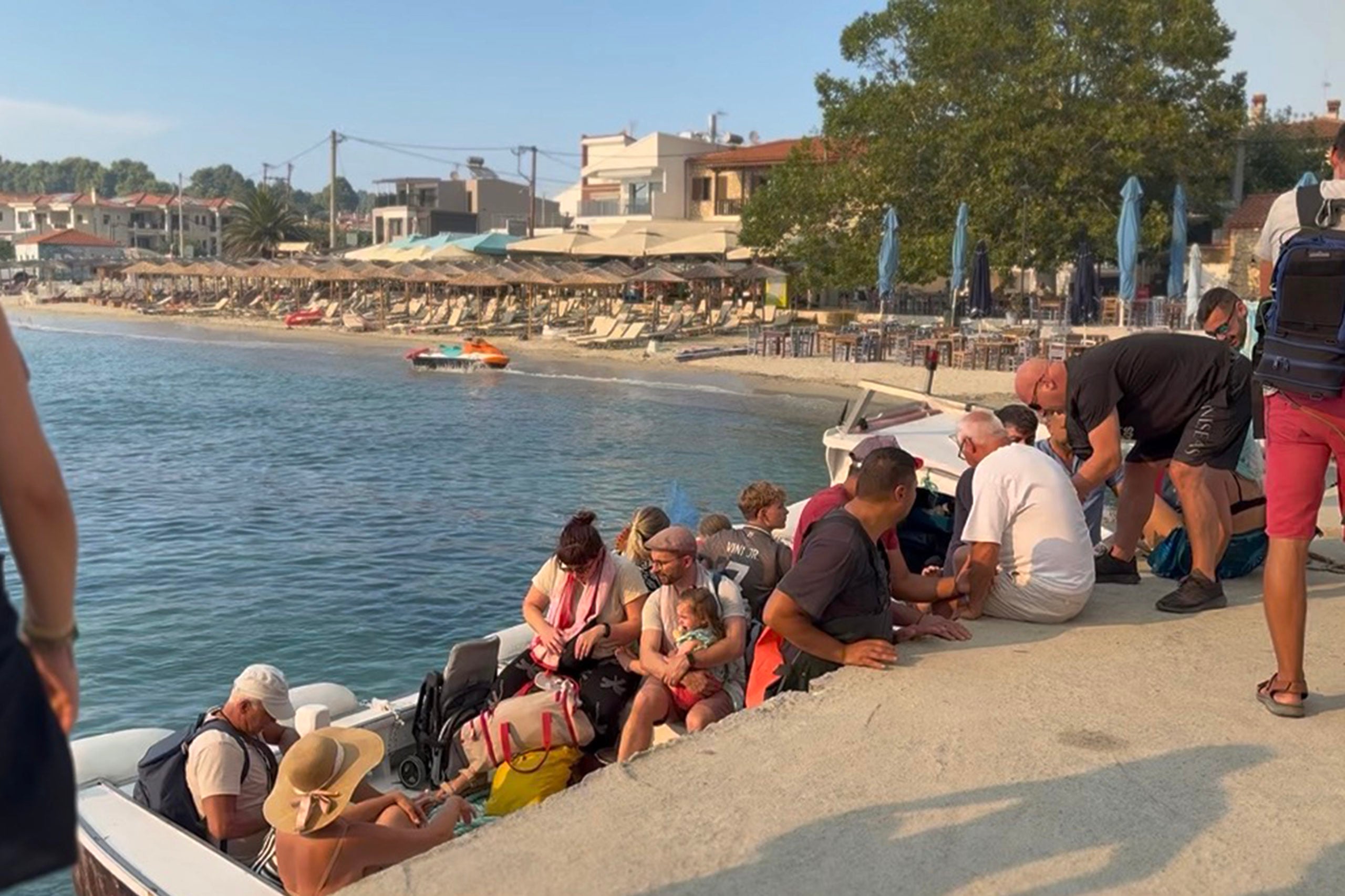 Φωτιά, Χαλκιδική, απομάκρυνση δια θαλάσσης