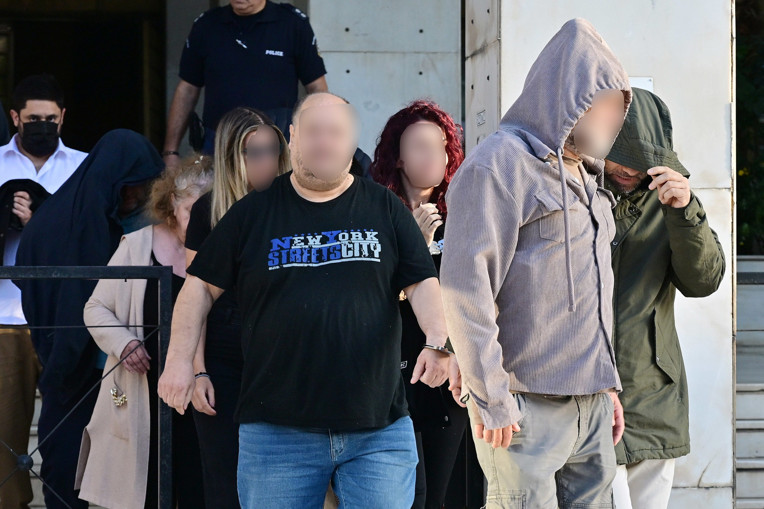 ΕΥΕΛΠΙΔΩΝ - ΜΕΤΑΓΩΓΗ ΣΤΟΝ ΑΝΑΚΡΙΤΗ ΤΟΥ ΠΡΟΕΔΡΟΥ ΤΟΥ ΛΑΟΣ ΚΑΙ ΤΗΛΕΠΑΡΟΥΣΙΑΣΤΗ ΦΙΛΙΠΠΟΥ ΚΑΜΠΟΥΡΗ ΤΗΣ ΣΥΖΥΓΟΥ ΤΟΥ ΑΝΝΑΣ ΣΥΝΟΥΛΗ ΚΑΙ ΤΩΝ ΥΠΟΛΟΙΠΩΝ ΜΕΛΩΝ ΤΗΣ ΕΓΚΛΗΜΑΤΙΚΗΣ ΟΡΓΑΝΩΣΗΣ ΓΙΑ ΑΠΑΤΗ ΣΕ ΒΑΡΟΣ ΤΟΥ ΕΦΚΑ