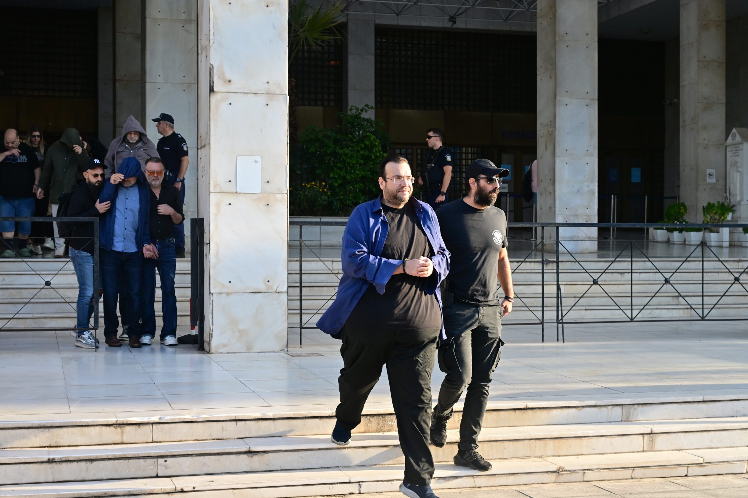 ΕΥΕΛΠΙΔΩΝ - ΜΕΤΑΓΩΓΗ ΣΤΟΝ ΑΝΑΚΡΙΤΗ ΤΟΥ ΠΡΟΕΔΡΟΥ ΤΟΥ ΛΑΟΣ ΚΑΙ ΤΗΛΕΠΑΡΟΥΣΙΑΣΤΗ ΦΙΛΙΠΠΟΥ ΚΑΜΠΟΥΡΗ ΤΗΣ ΣΥΖΥΓΟΥ ΤΟΥ ΑΝΝΑΣ ΣΥΝΟΥΛΗ ΚΑΙ ΤΩΝ ΥΠΟΛΟΙΠΩΝ ΜΕΛΩΝ ΤΗΣ ΕΓΚΛΗΜΑΤΙΚΗΣ ΟΡΓΑΝΩΣΗΣ ΓΙΑ ΑΠΑΤΗ ΣΕ ΒΑΡΟΣ ΤΟΥ ΕΦΚΑ