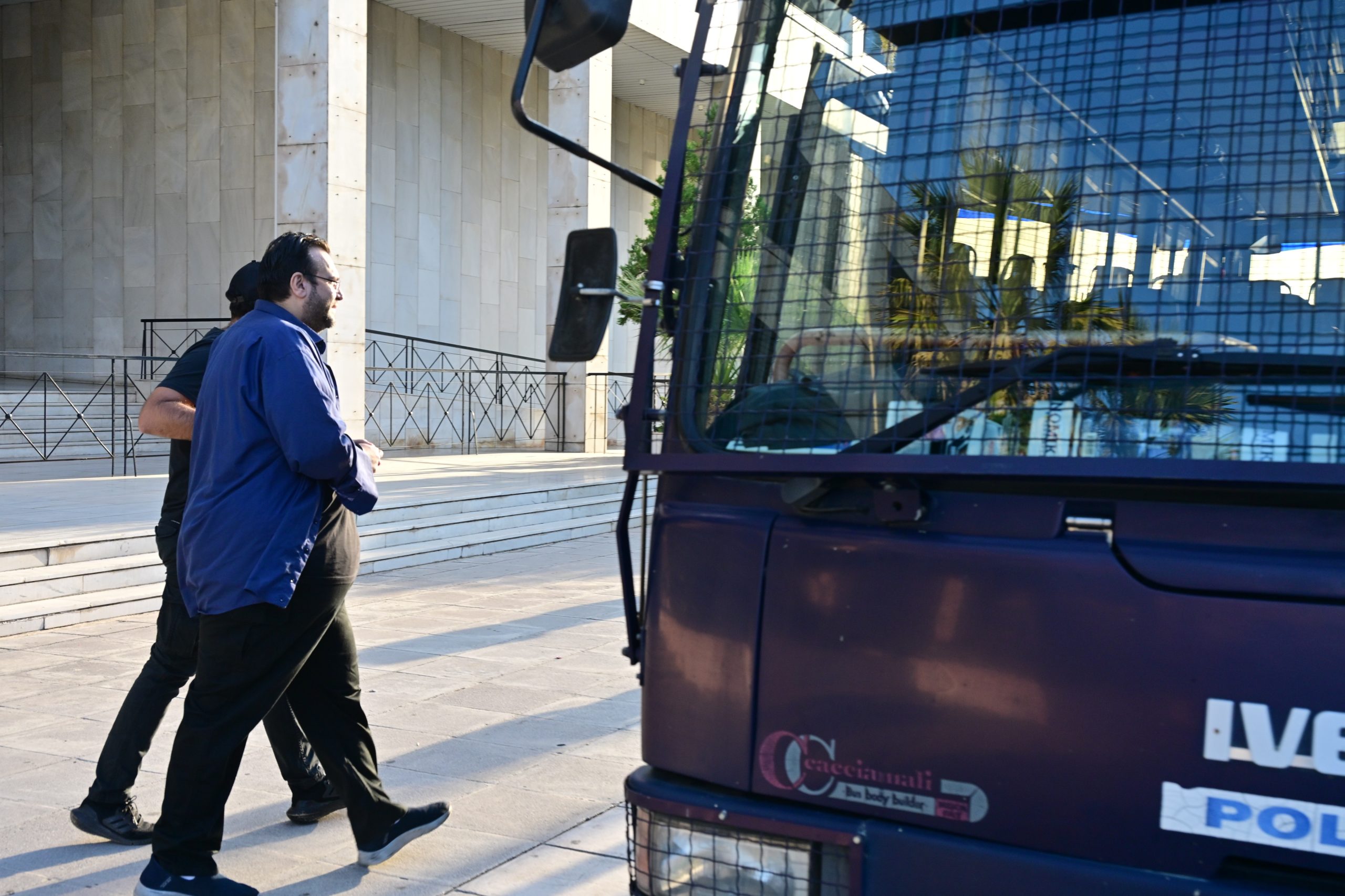 ΕΥΕΛΠΙΔΩΝ - ΜΕΤΑΓΩΓΗ ΣΤΟΝ ΑΝΑΚΡΙΤΗ ΤΟΥ ΠΡΟΕΔΡΟΥ ΤΟΥ ΛΑΟΣ ΚΑΙ ΤΗΛΕΠΑΡΟΥΣΙΑΣΤΗ ΦΙΛΙΠΠΟΥ ΚΑΜΠΟΥΡΗ ΤΗΣ ΣΥΖΥΓΟΥ ΤΟΥ ΑΝΝΑΣ ΣΥΝΟΥΛΗ ΚΑΙ ΤΩΝ ΥΠΟΛΟΙΠΩΝ ΜΕΛΩΝ ΤΗΣ ΕΓΚΛΗΜΑΤΙΚΗΣ ΟΡΓΑΝΩΣΗΣ ΓΙΑ ΑΠΑΤΗ ΣΕ ΒΑΡΟΣ ΤΟΥ ΕΦΚΑ