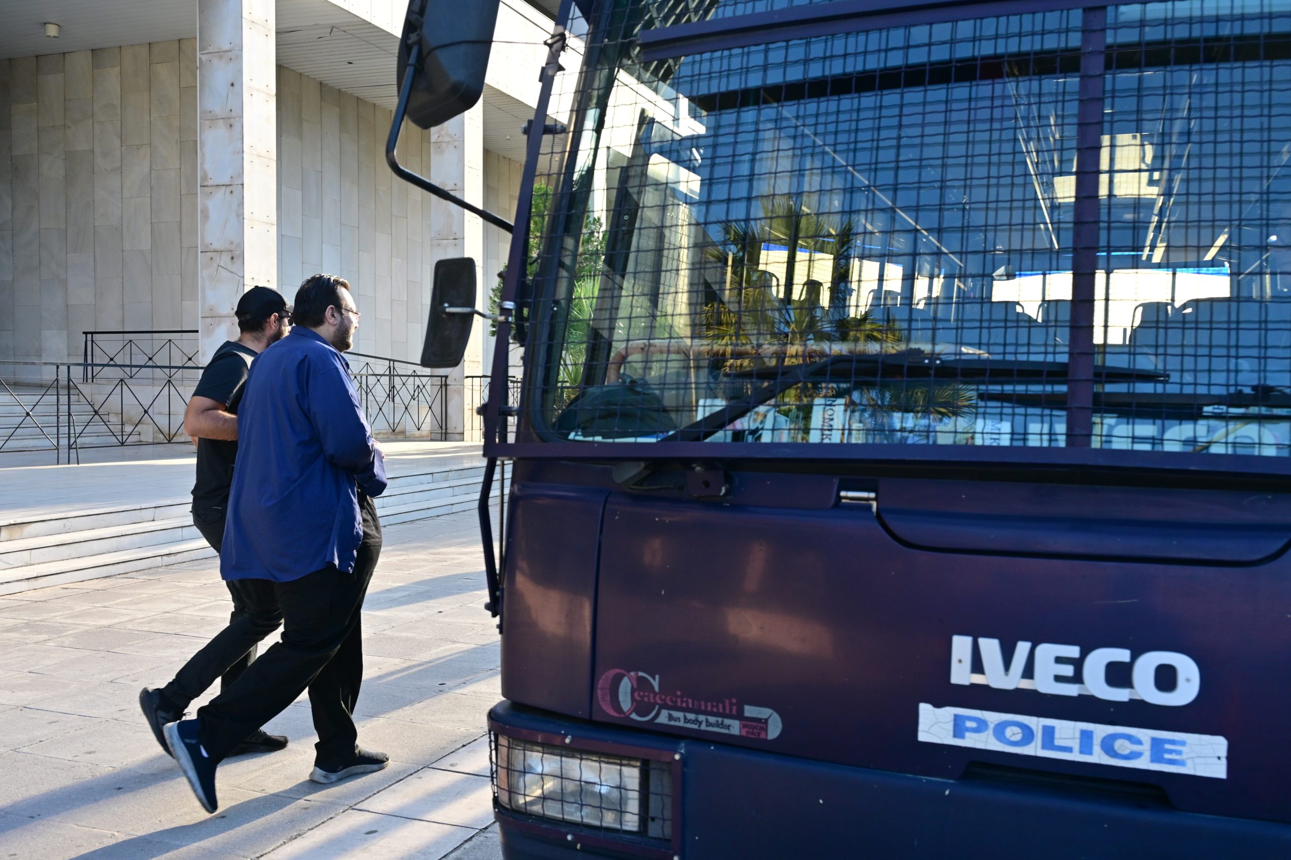ΕΥΕΛΠΙΔΩΝ - ΜΕΤΑΓΩΓΗ ΣΤΟΝ ΑΝΑΚΡΙΤΗ ΤΟΥ ΠΡΟΕΔΡΟΥ ΤΟΥ ΛΑΟΣ ΚΑΙ ΤΗΛΕΠΑΡΟΥΣΙΑΣΤΗ ΦΙΛΙΠΠΟΥ ΚΑΜΠΟΥΡΗ ΤΗΣ ΣΥΖΥΓΟΥ ΤΟΥ ΑΝΝΑΣ ΣΥΝΟΥΛΗ ΚΑΙ ΤΩΝ ΥΠΟΛΟΙΠΩΝ ΜΕΛΩΝ ΤΗΣ ΕΓΚΛΗΜΑΤΙΚΗΣ ΟΡΓΑΝΩΣΗΣ ΓΙΑ ΑΠΑΤΗ ΣΕ ΒΑΡΟΣ ΤΟΥ ΕΦΚΑ