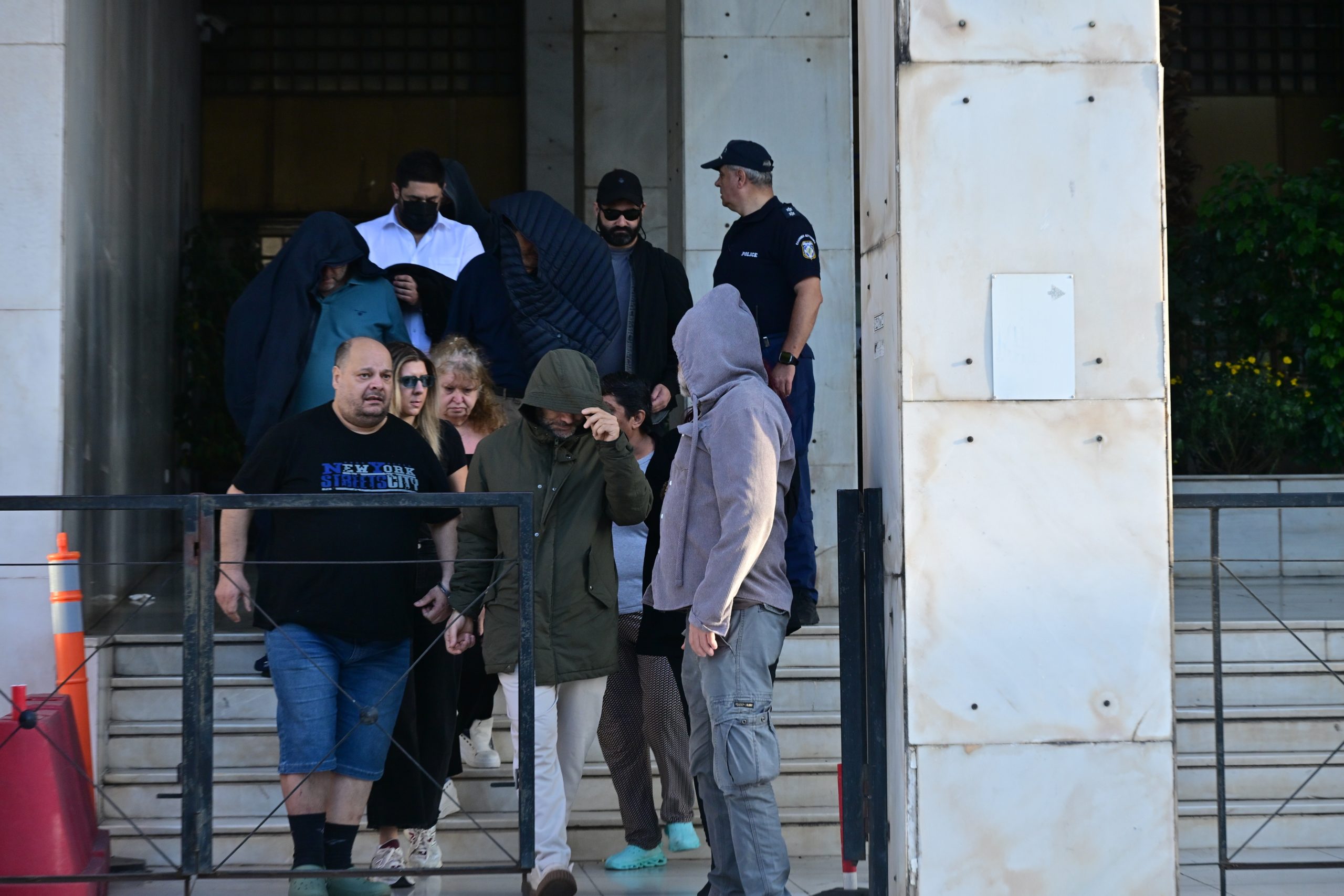 ΕΥΕΛΠΙΔΩΝ - ΜΕΤΑΓΩΓΗ ΣΤΟΝ ΑΝΑΚΡΙΤΗ ΤΟΥ ΠΡΟΕΔΡΟΥ ΤΟΥ ΛΑΟΣ ΚΑΙ ΤΗΛΕΠΑΡΟΥΣΙΑΣΤΗ ΦΙΛΙΠΠΟΥ ΚΑΜΠΟΥΡΗ ΤΗΣ ΣΥΖΥΓΟΥ ΤΟΥ ΑΝΝΑΣ ΣΥΝΟΥΛΗ ΚΑΙ ΤΩΝ ΥΠΟΛΟΙΠΩΝ ΜΕΛΩΝ ΤΗΣ ΕΓΚΛΗΜΑΤΙΚΗΣ ΟΡΓΑΝΩΣΗΣ ΓΙΑ ΑΠΑΤΗ ΣΕ ΒΑΡΟΣ ΤΟΥ ΕΦΚΑ