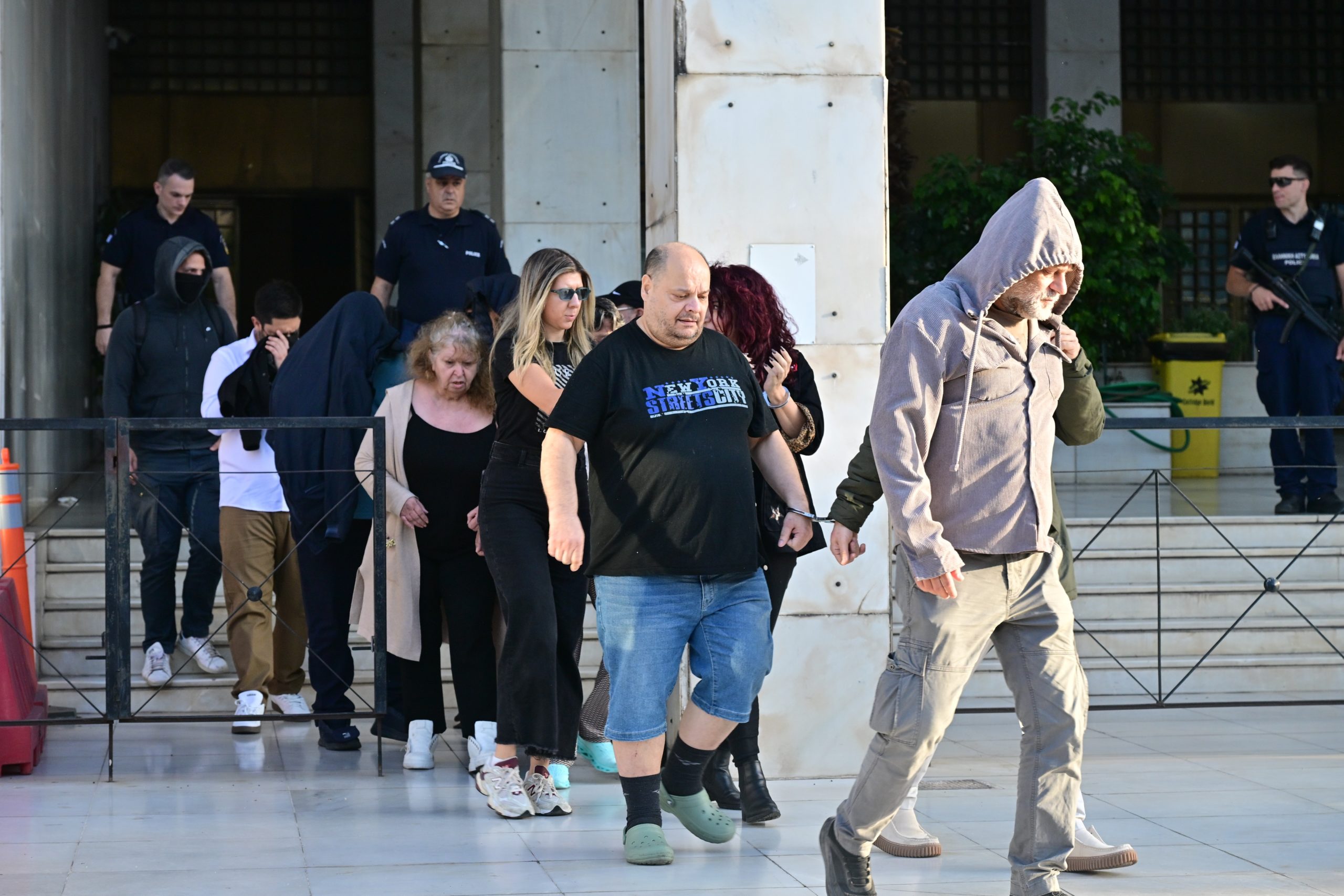 ΕΥΕΛΠΙΔΩΝ - ΜΕΤΑΓΩΓΗ ΣΤΟΝ ΑΝΑΚΡΙΤΗ ΤΟΥ ΠΡΟΕΔΡΟΥ ΤΟΥ ΛΑΟΣ ΚΑΙ ΤΗΛΕΠΑΡΟΥΣΙΑΣΤΗ ΦΙΛΙΠΠΟΥ ΚΑΜΠΟΥΡΗ ΤΗΣ ΣΥΖΥΓΟΥ ΤΟΥ ΑΝΝΑΣ ΣΥΝΟΥΛΗ ΚΑΙ ΤΩΝ ΥΠΟΛΟΙΠΩΝ ΜΕΛΩΝ ΤΗΣ ΕΓΚΛΗΜΑΤΙΚΗΣ ΟΡΓΑΝΩΣΗΣ ΓΙΑ ΑΠΑΤΗ ΣΕ ΒΑΡΟΣ ΤΟΥ ΕΦΚΑ