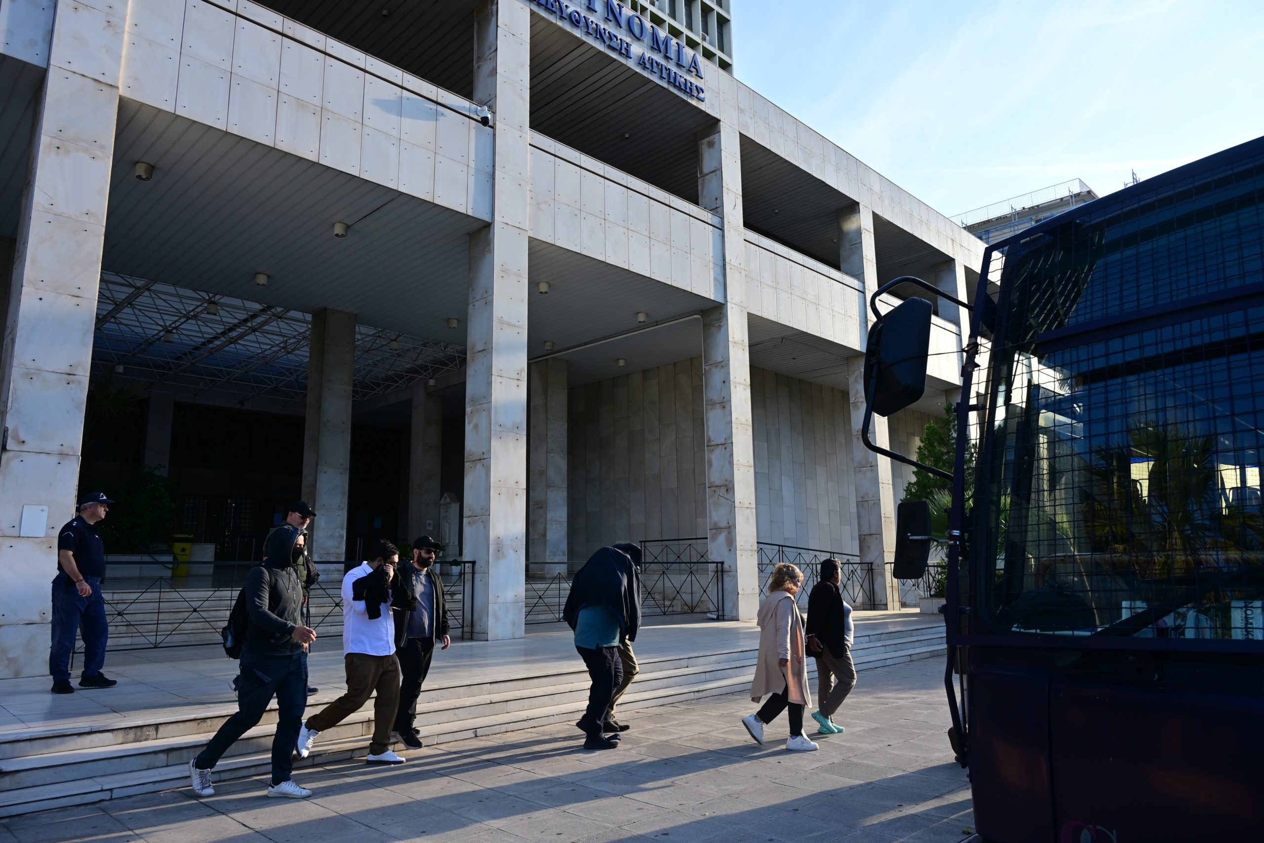 ΕΥΕΛΠΙΔΩΝ - ΜΕΤΑΓΩΓΗ ΣΤΟΝ ΑΝΑΚΡΙΤΗ ΤΟΥ ΠΡΟΕΔΡΟΥ ΤΟΥ ΛΑΟΣ ΚΑΙ ΤΗΛΕΠΑΡΟΥΣΙΑΣΤΗ ΦΙΛΙΠΠΟΥ ΚΑΜΠΟΥΡΗ ΤΗΣ ΣΥΖΥΓΟΥ ΤΟΥ ΑΝΝΑΣ ΣΥΝΟΥΛΗ ΚΑΙ ΤΩΝ ΥΠΟΛΟΙΠΩΝ ΜΕΛΩΝ ΤΗΣ ΕΓΚΛΗΜΑΤΙΚΗΣ ΟΡΓΑΝΩΣΗΣ ΓΙΑ ΑΠΑΤΗ ΣΕ ΒΑΡΟΣ ΤΟΥ ΕΦΚΑ