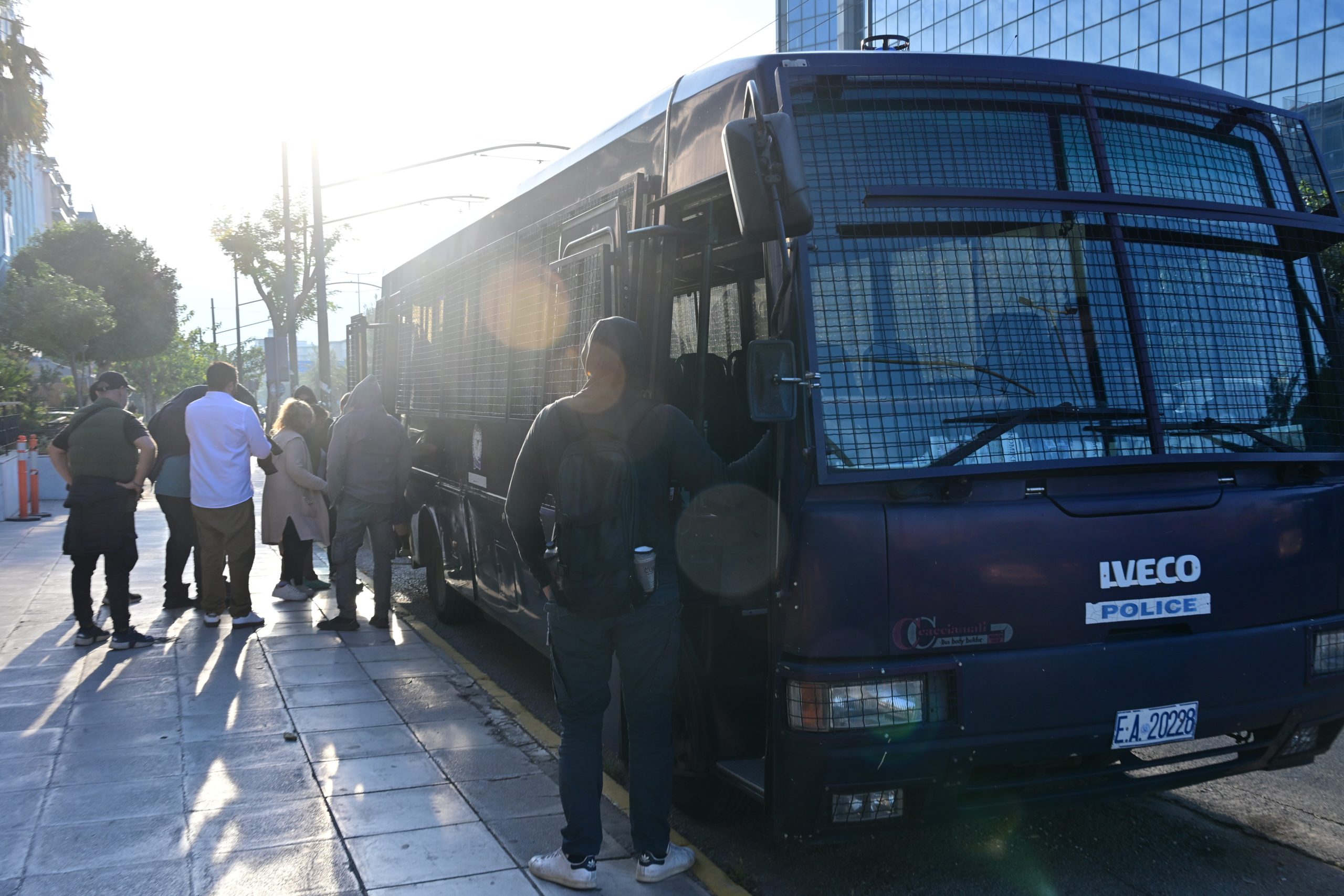 ΕΥΕΛΠΙΔΩΝ - ΜΕΤΑΓΩΓΗ ΣΤΟΝ ΑΝΑΚΡΙΤΗ ΤΟΥ ΠΡΟΕΔΡΟΥ ΤΟΥ ΛΑΟΣ ΚΑΙ ΤΗΛΕΠΑΡΟΥΣΙΑΣΤΗ ΦΙΛΙΠΠΟΥ ΚΑΜΠΟΥΡΗ ΤΗΣ ΣΥΖΥΓΟΥ ΤΟΥ ΑΝΝΑΣ ΣΥΝΟΥΛΗ ΚΑΙ ΤΩΝ ΥΠΟΛΟΙΠΩΝ ΜΕΛΩΝ ΤΗΣ ΕΓΚΛΗΜΑΤΙΚΗΣ ΟΡΓΑΝΩΣΗΣ ΓΙΑ ΑΠΑΤΗ ΣΕ ΒΑΡΟΣ ΤΟΥ ΕΦΚΑ