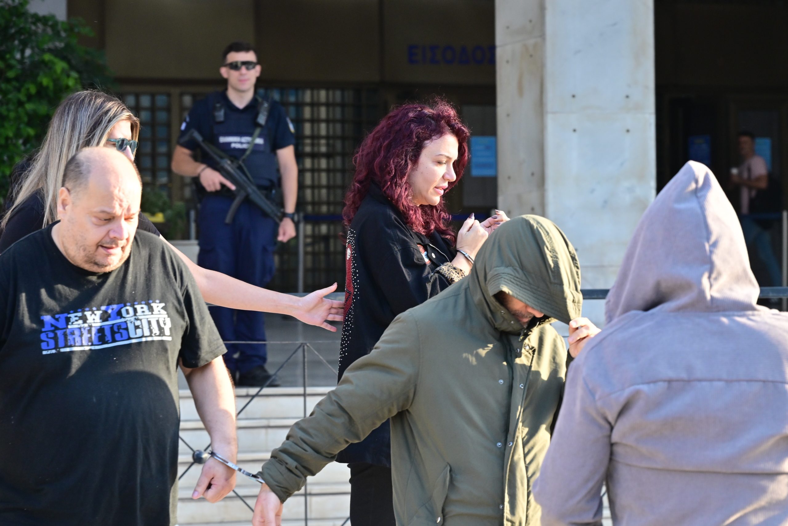 ΕΥΕΛΠΙΔΩΝ - ΜΕΤΑΓΩΓΗ ΣΤΟΝ ΑΝΑΚΡΙΤΗ ΤΟΥ ΠΡΟΕΔΡΟΥ ΤΟΥ ΛΑΟΣ ΚΑΙ ΤΗΛΕΠΑΡΟΥΣΙΑΣΤΗ ΦΙΛΙΠΠΟΥ ΚΑΜΠΟΥΡΗ ΤΗΣ ΣΥΖΥΓΟΥ ΤΟΥ ΑΝΝΑΣ ΣΥΝΟΥΛΗ ΚΑΙ ΤΩΝ ΥΠΟΛΟΙΠΩΝ ΜΕΛΩΝ ΤΗΣ ΕΓΚΛΗΜΑΤΙΚΗΣ ΟΡΓΑΝΩΣΗΣ ΓΙΑ ΑΠΑΤΗ ΣΕ ΒΑΡΟΣ ΤΟΥ ΕΦΚΑ