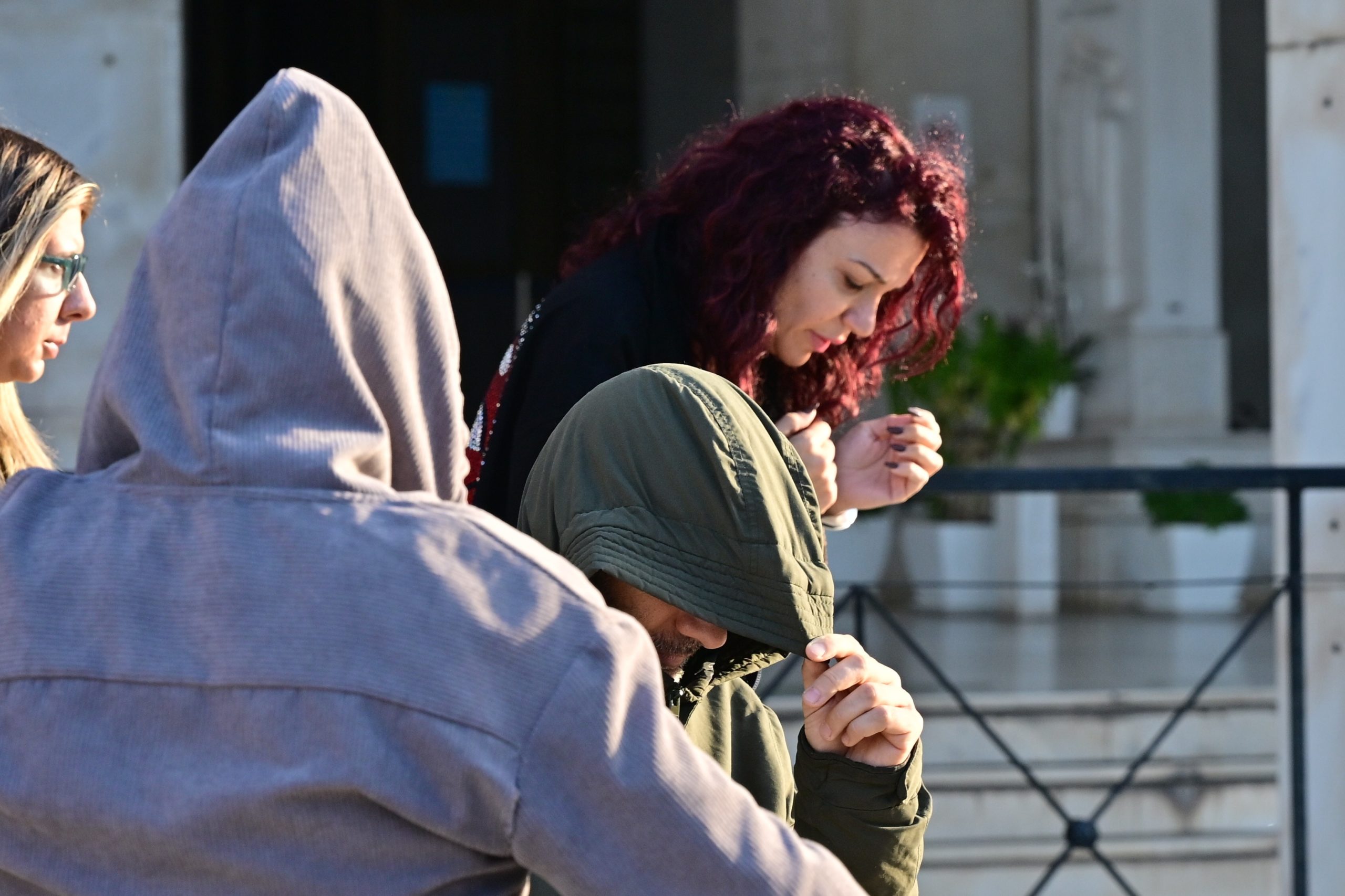 ΕΥΕΛΠΙΔΩΝ - ΜΕΤΑΓΩΓΗ ΣΤΟΝ ΑΝΑΚΡΙΤΗ ΤΟΥ ΠΡΟΕΔΡΟΥ ΤΟΥ ΛΑΟΣ ΚΑΙ ΤΗΛΕΠΑΡΟΥΣΙΑΣΤΗ ΦΙΛΙΠΠΟΥ ΚΑΜΠΟΥΡΗ ΤΗΣ ΣΥΖΥΓΟΥ ΤΟΥ ΑΝΝΑΣ ΣΥΝΟΥΛΗ ΚΑΙ ΤΩΝ ΥΠΟΛΟΙΠΩΝ ΜΕΛΩΝ ΤΗΣ ΕΓΚΛΗΜΑΤΙΚΗΣ ΟΡΓΑΝΩΣΗΣ ΓΙΑ ΑΠΑΤΗ ΣΕ ΒΑΡΟΣ ΤΟΥ ΕΦΚΑ