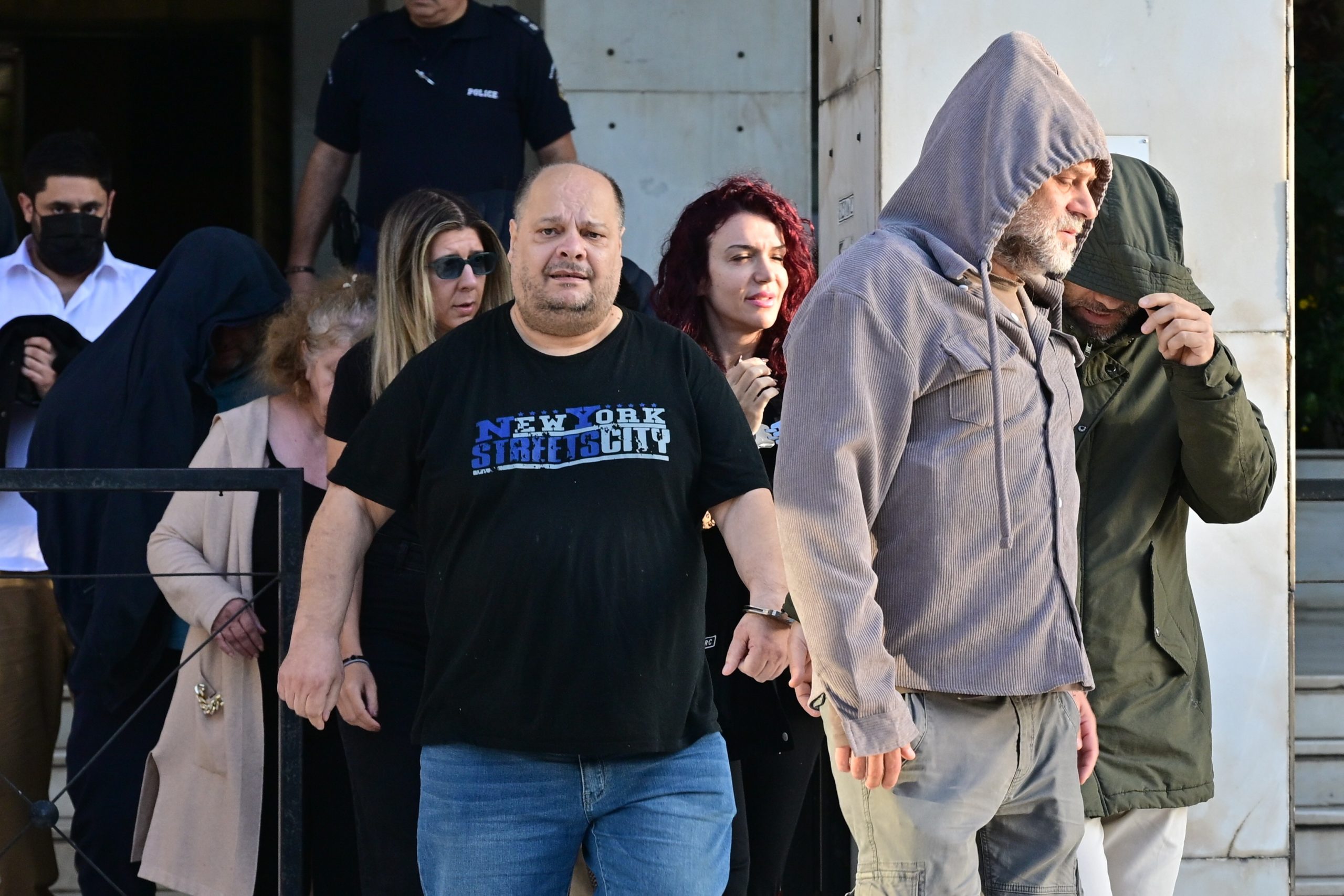 ΕΥΕΛΠΙΔΩΝ - ΜΕΤΑΓΩΓΗ ΣΤΟΝ ΑΝΑΚΡΙΤΗ ΤΟΥ ΠΡΟΕΔΡΟΥ ΤΟΥ ΛΑΟΣ ΚΑΙ ΤΗΛΕΠΑΡΟΥΣΙΑΣΤΗ ΦΙΛΙΠΠΟΥ ΚΑΜΠΟΥΡΗ ΤΗΣ ΣΥΖΥΓΟΥ ΤΟΥ ΑΝΝΑΣ ΣΥΝΟΥΛΗ ΚΑΙ ΤΩΝ ΥΠΟΛΟΙΠΩΝ ΜΕΛΩΝ ΤΗΣ ΕΓΚΛΗΜΑΤΙΚΗΣ ΟΡΓΑΝΩΣΗΣ ΓΙΑ ΑΠΑΤΗ ΣΕ ΒΑΡΟΣ ΤΟΥ ΕΦΚΑ
