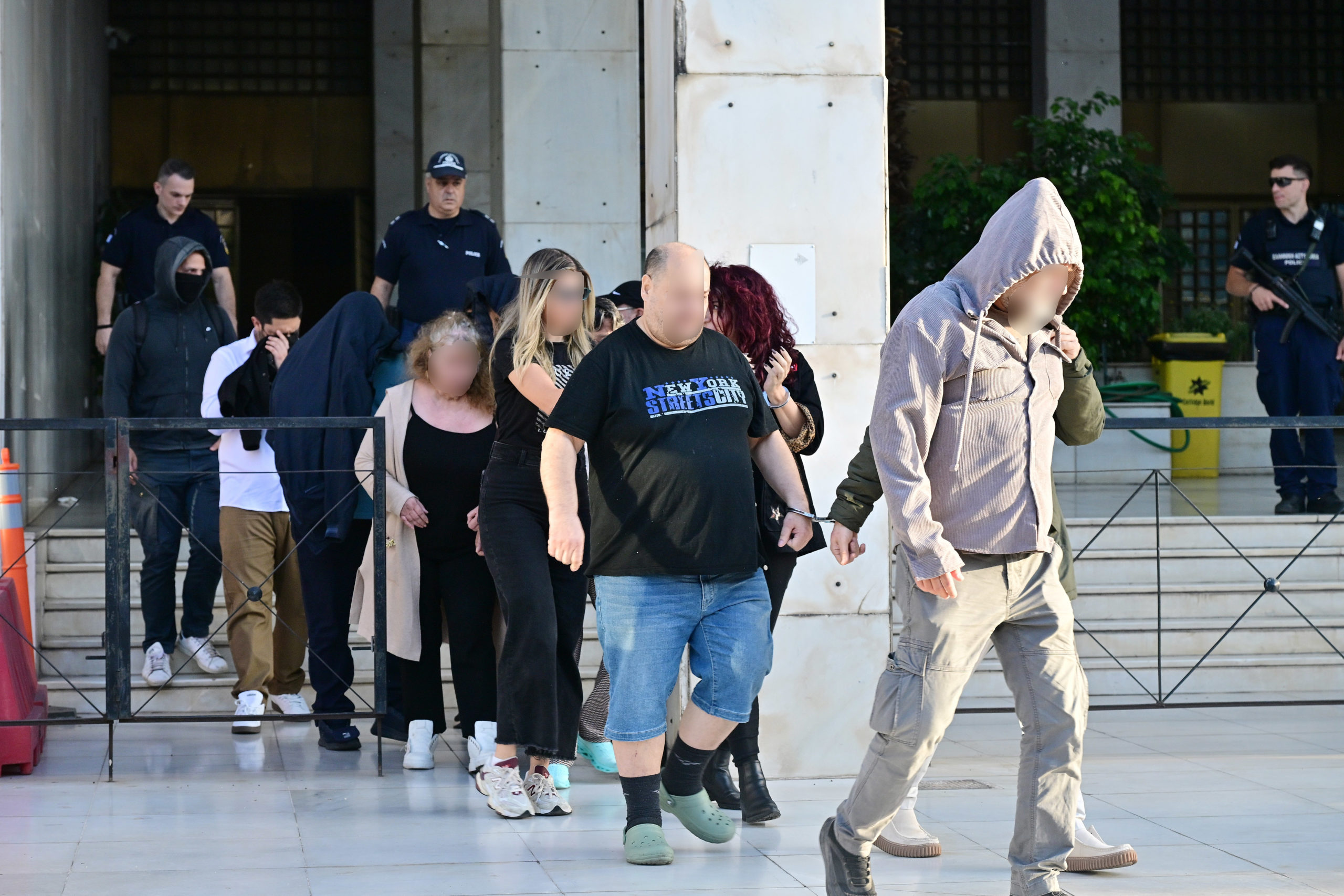 ΕΥΕΛΠΙΔΩΝ - ΜΕΤΑΓΩΓΗ ΣΤΟΝ ΑΝΑΚΡΙΤΗ ΤΟΥ ΠΡΟΕΔΡΟΥ ΤΟΥ ΛΑΟΣ ΚΑΙ ΤΗΛΕΠΑΡΟΥΣΙΑΣΤΗ ΦΙΛΙΠΠΟΥ ΚΑΜΠΟΥΡΗ ΤΗΣ ΣΥΖΥΓΟΥ ΤΟΥ ΑΝΝΑΣ ΣΥΝΟΥΛΗ ΚΑΙ ΤΩΝ ΥΠΟΛΟΙΠΩΝ ΜΕΛΩΝ ΤΗΣ ΕΓΚΛΗΜΑΤΙΚΗΣ ΟΡΓΑΝΩΣΗΣ ΓΙΑ ΑΠΑΤΗ ΣΕ ΒΑΡΟΣ ΤΟΥ ΕΦΚΑ