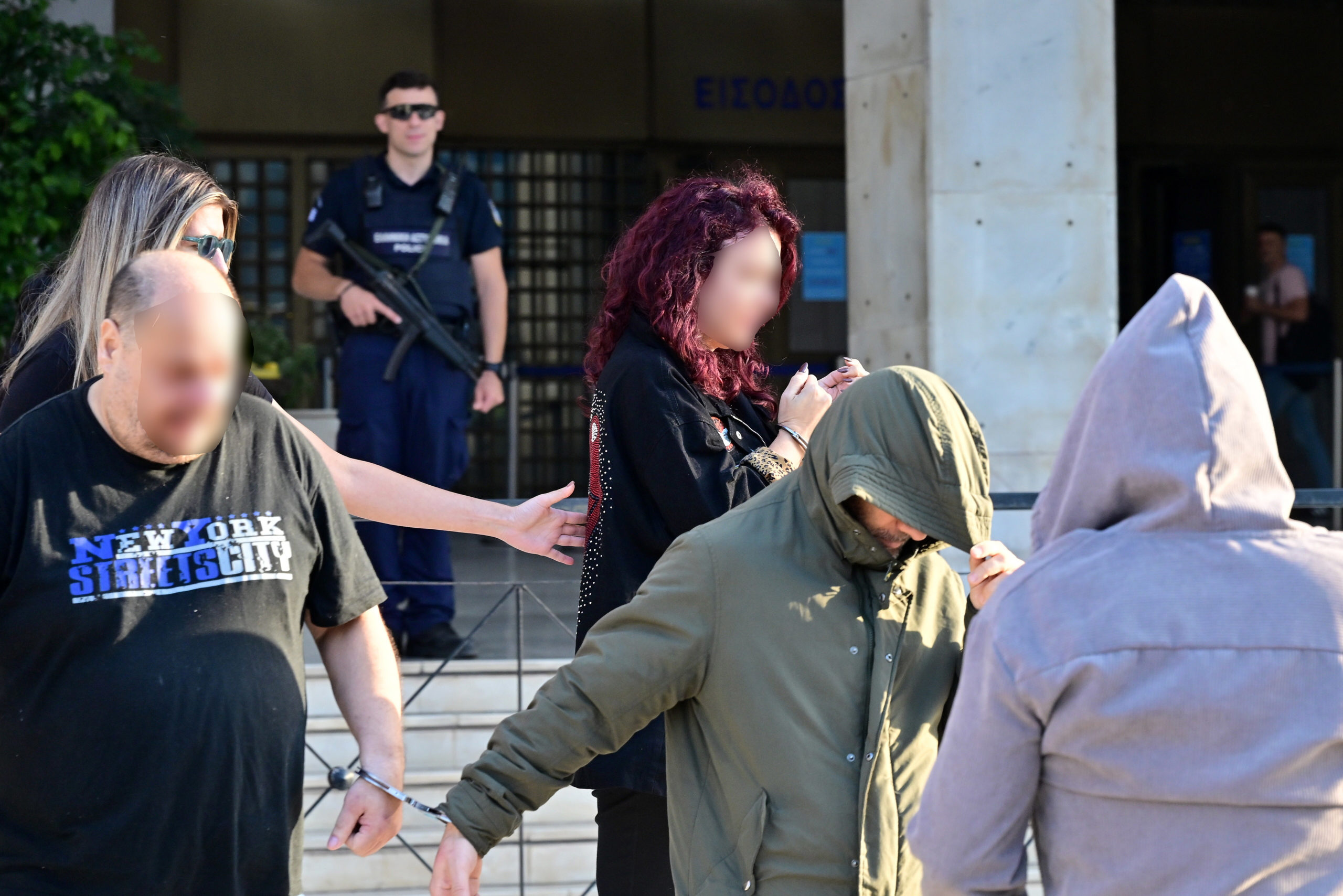 ΕΥΕΛΠΙΔΩΝ - ΜΕΤΑΓΩΓΗ ΣΤΟΝ ΑΝΑΚΡΙΤΗ ΤΟΥ ΠΡΟΕΔΡΟΥ ΤΟΥ ΛΑΟΣ ΚΑΙ ΤΗΛΕΠΑΡΟΥΣΙΑΣΤΗ ΦΙΛΙΠΠΟΥ ΚΑΜΠΟΥΡΗ ΤΗΣ ΣΥΖΥΓΟΥ ΤΟΥ ΑΝΝΑΣ ΣΥΝΟΥΛΗ ΚΑΙ ΤΩΝ ΥΠΟΛΟΙΠΩΝ ΜΕΛΩΝ ΤΗΣ ΕΓΚΛΗΜΑΤΙΚΗΣ ΟΡΓΑΝΩΣΗΣ ΓΙΑ ΑΠΑΤΗ ΣΕ ΒΑΡΟΣ ΤΟΥ ΕΦΚΑ