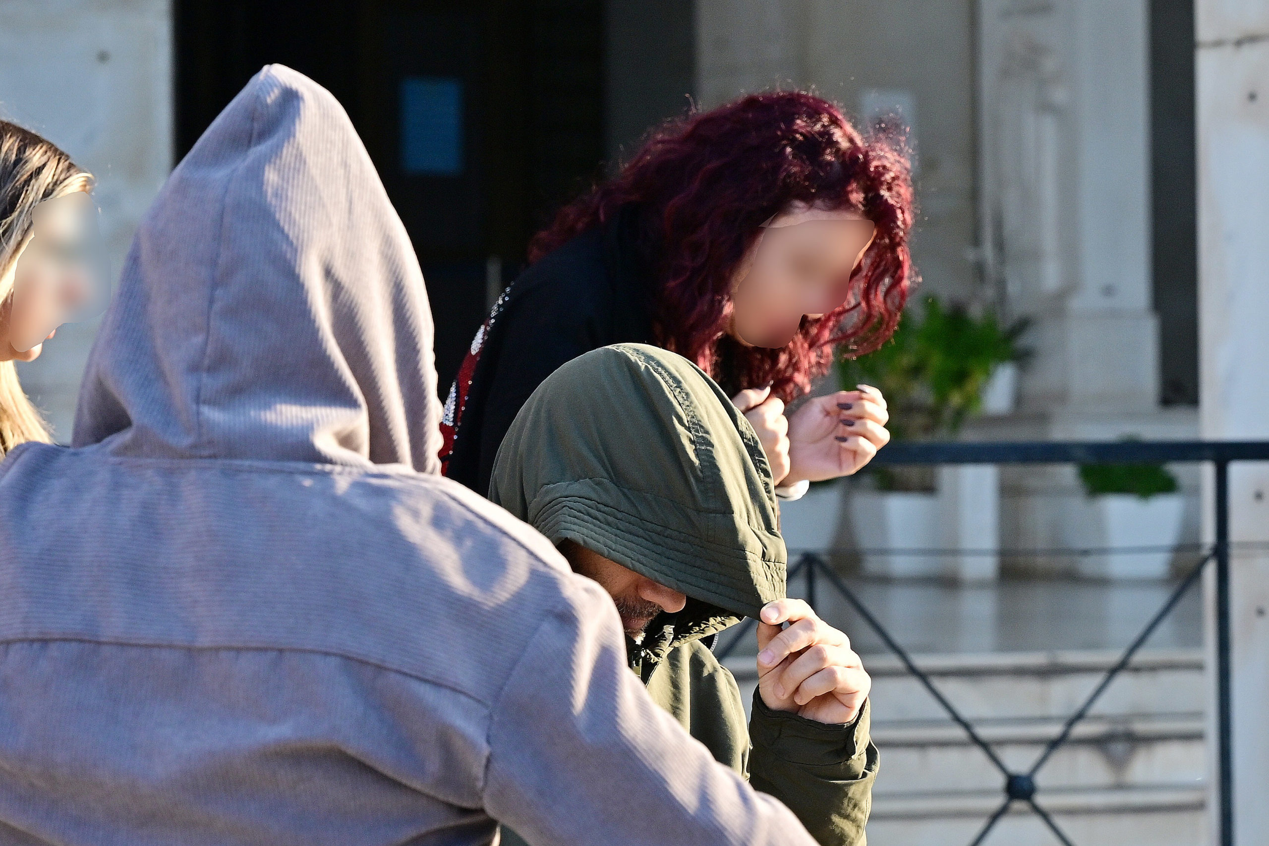 ΕΥΕΛΠΙΔΩΝ - ΜΕΤΑΓΩΓΗ ΣΤΟΝ ΑΝΑΚΡΙΤΗ ΤΟΥ ΠΡΟΕΔΡΟΥ ΤΟΥ ΛΑΟΣ ΚΑΙ ΤΗΛΕΠΑΡΟΥΣΙΑΣΤΗ ΦΙΛΙΠΠΟΥ ΚΑΜΠΟΥΡΗ ΤΗΣ ΣΥΖΥΓΟΥ ΤΟΥ ΑΝΝΑΣ ΣΥΝΟΥΛΗ ΚΑΙ ΤΩΝ ΥΠΟΛΟΙΠΩΝ ΜΕΛΩΝ ΤΗΣ ΕΓΚΛΗΜΑΤΙΚΗΣ ΟΡΓΑΝΩΣΗΣ ΓΙΑ ΑΠΑΤΗ ΣΕ ΒΑΡΟΣ ΤΟΥ ΕΦΚΑ